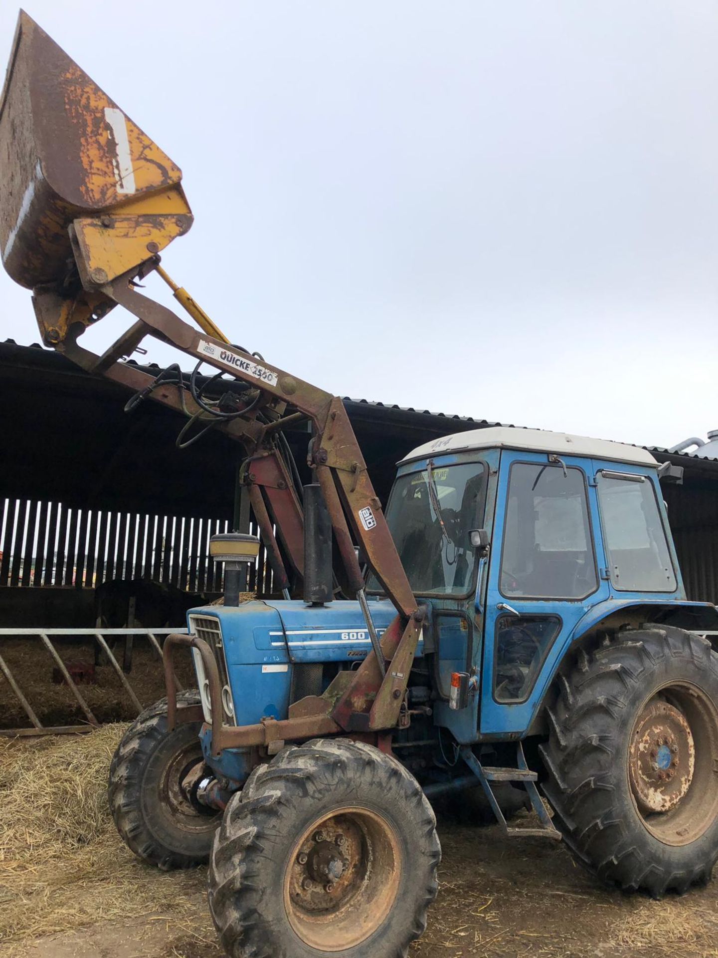 FORD 600 TRACTOR WITH CAB AND QUICKE 2560 FRONT LOADER, STARTS, RUNS AND LIFTS *PLUS VAT* - Image 6 of 20