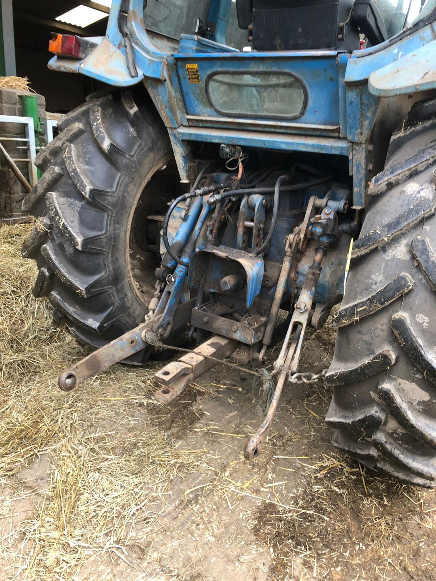 FORD 600 TRACTOR WITH CAB AND QUICKE 2560 FRONT LOADER, STARTS, RUNS AND LIFTS *PLUS VAT* - Image 7 of 20