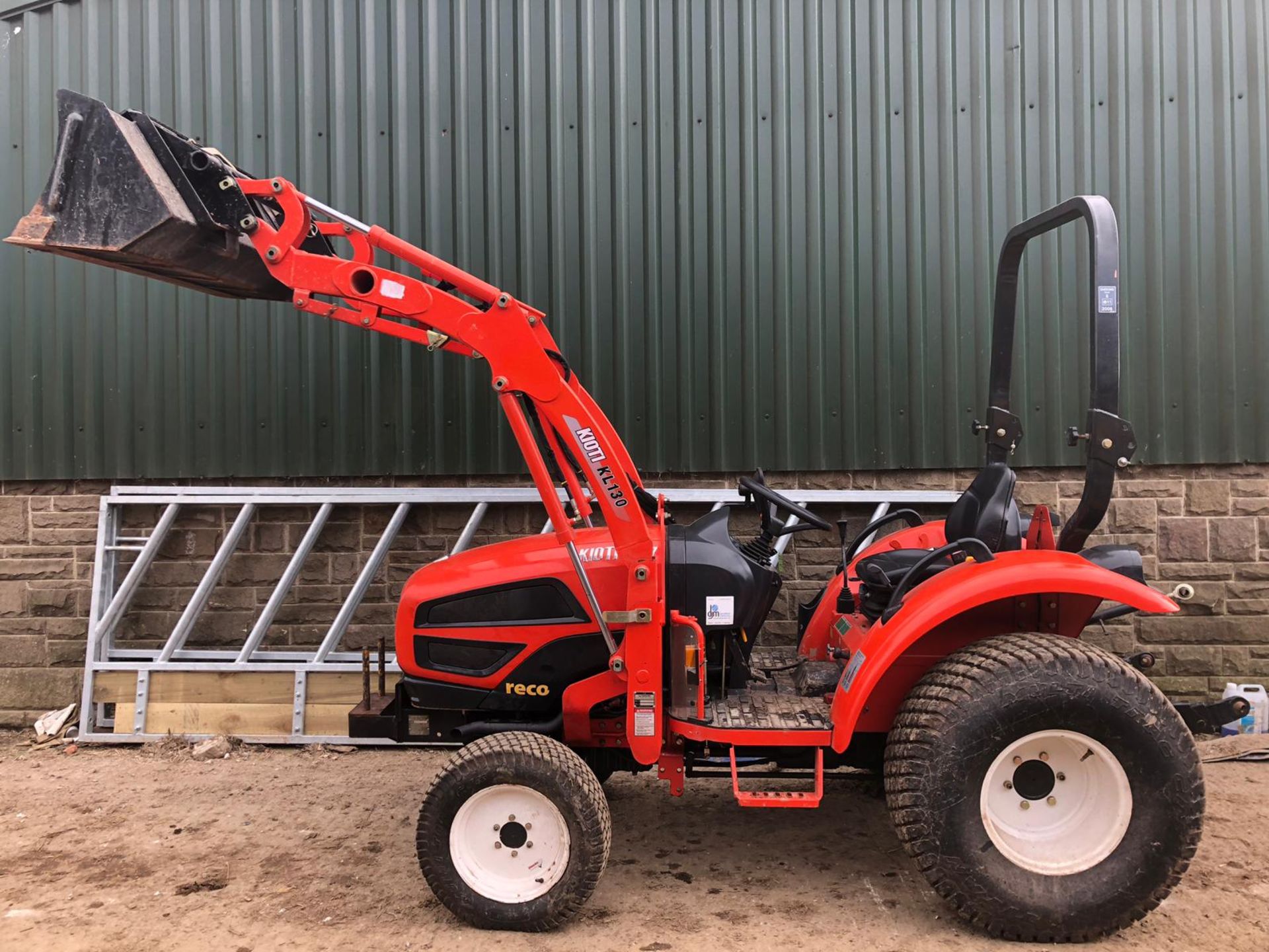 KIOTI CK27 HST COMPACT TRACTOR WITH KIOTI KL130 FRONT LOADING SHOVEL *PLUS VAT* - Image 3 of 18