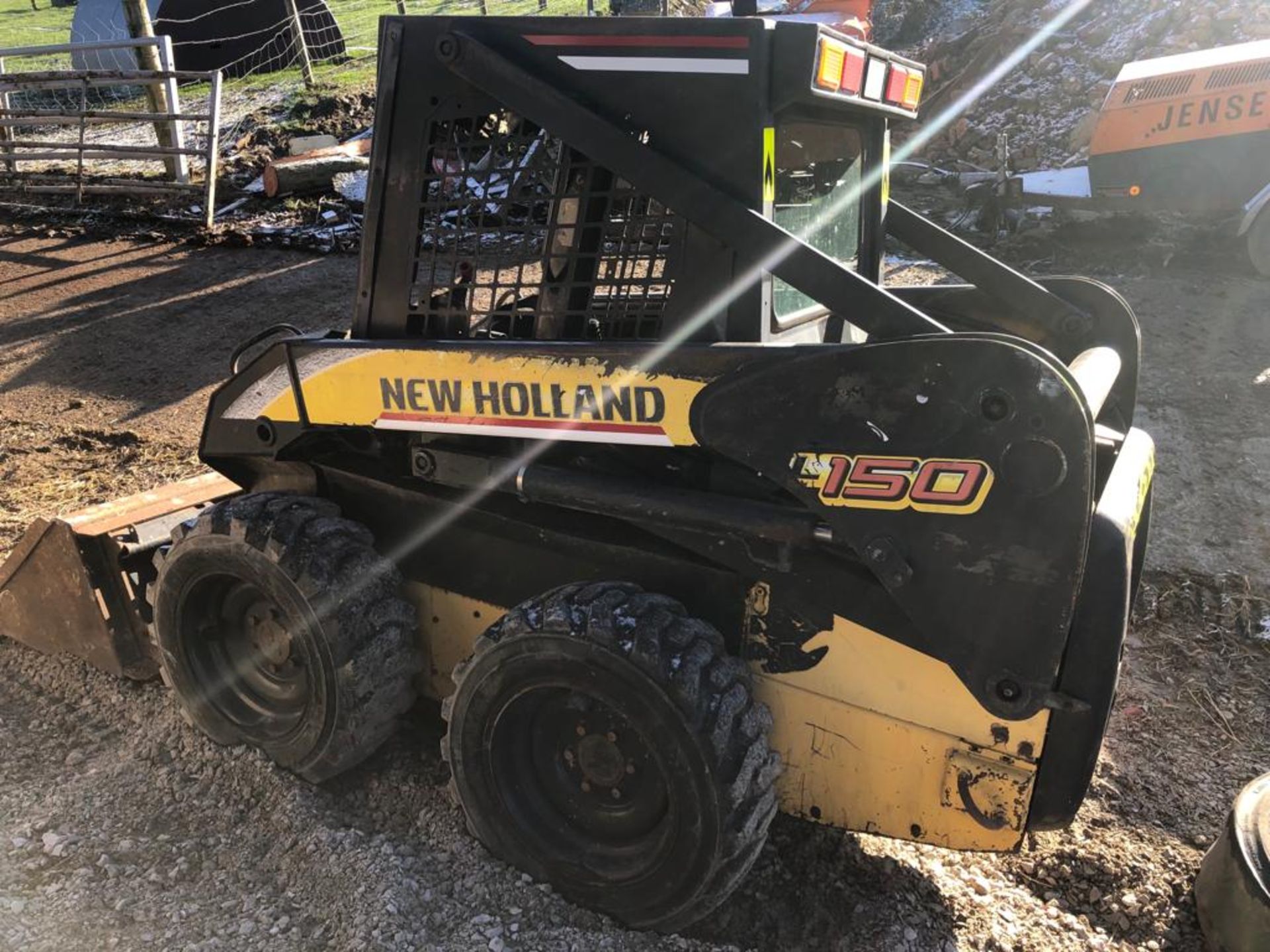 NEW HOLLAND L150 BOBCAT SKID-STEER 4WD WITH BUCKET *PLUS VAT* - Image 3 of 6