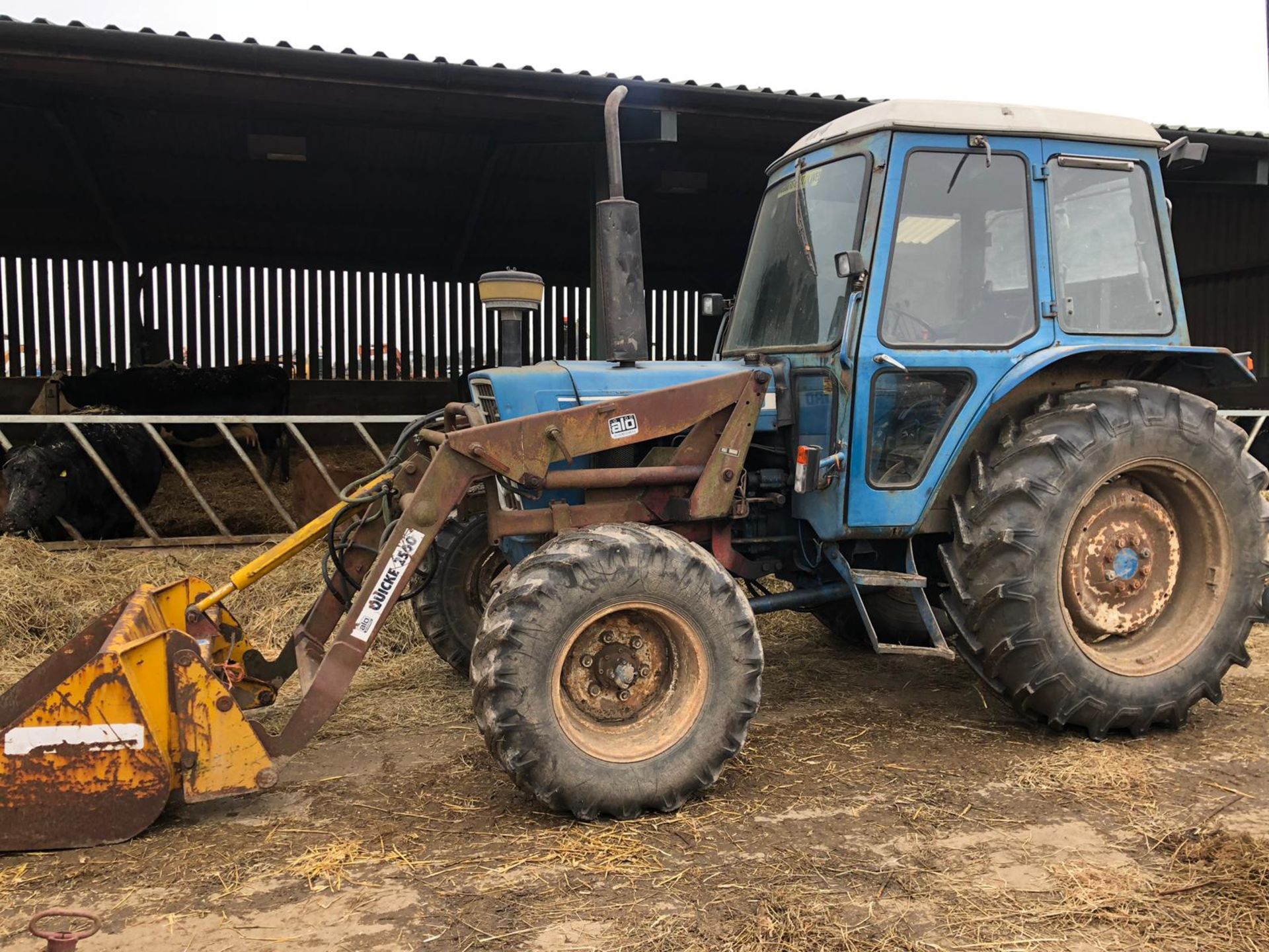 FORD 600 TRACTOR WITH CAB AND QUICKE 2560 FRONT LOADER, STARTS, RUNS AND LIFTS *PLUS VAT* - Image 5 of 20