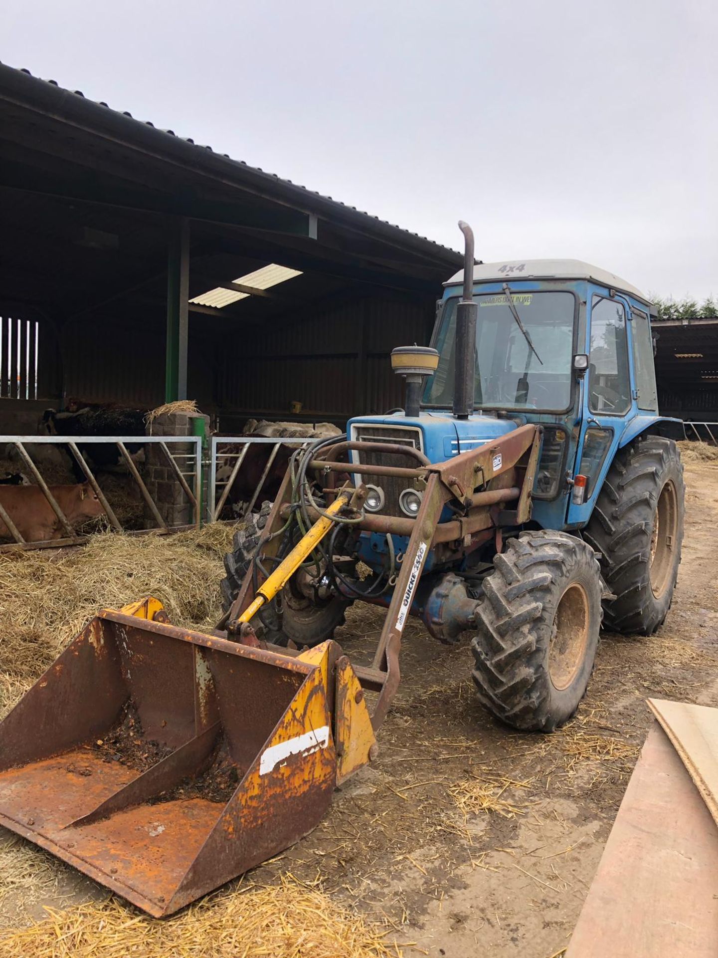 FORD 600 TRACTOR WITH CAB AND QUICKE 2560 FRONT LOADER, STARTS, RUNS AND LIFTS *PLUS VAT* - Image 20 of 20