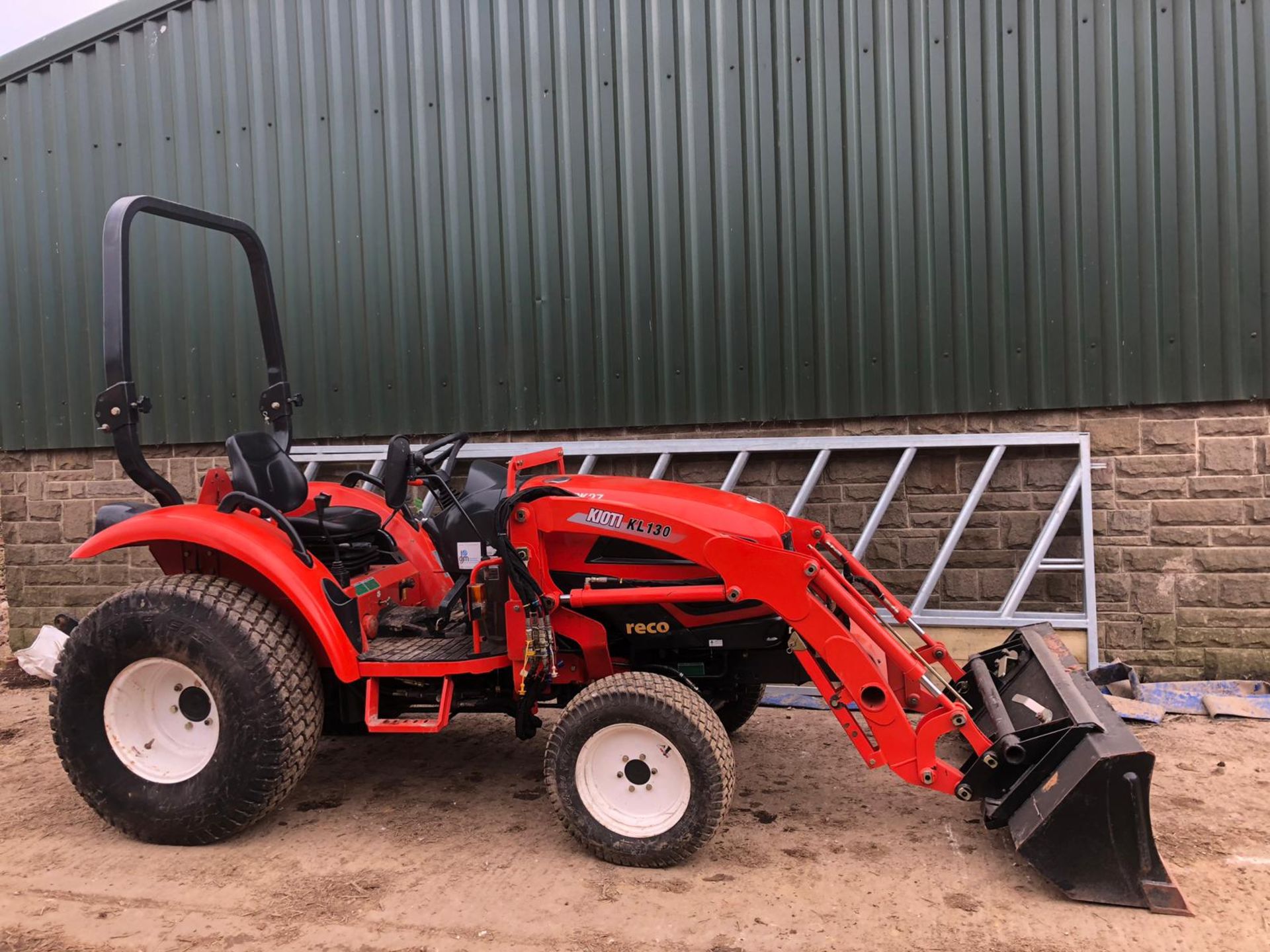 KIOTI CK27 HST COMPACT TRACTOR WITH KIOTI KL130 FRONT LOADING SHOVEL *PLUS VAT* - Image 2 of 18