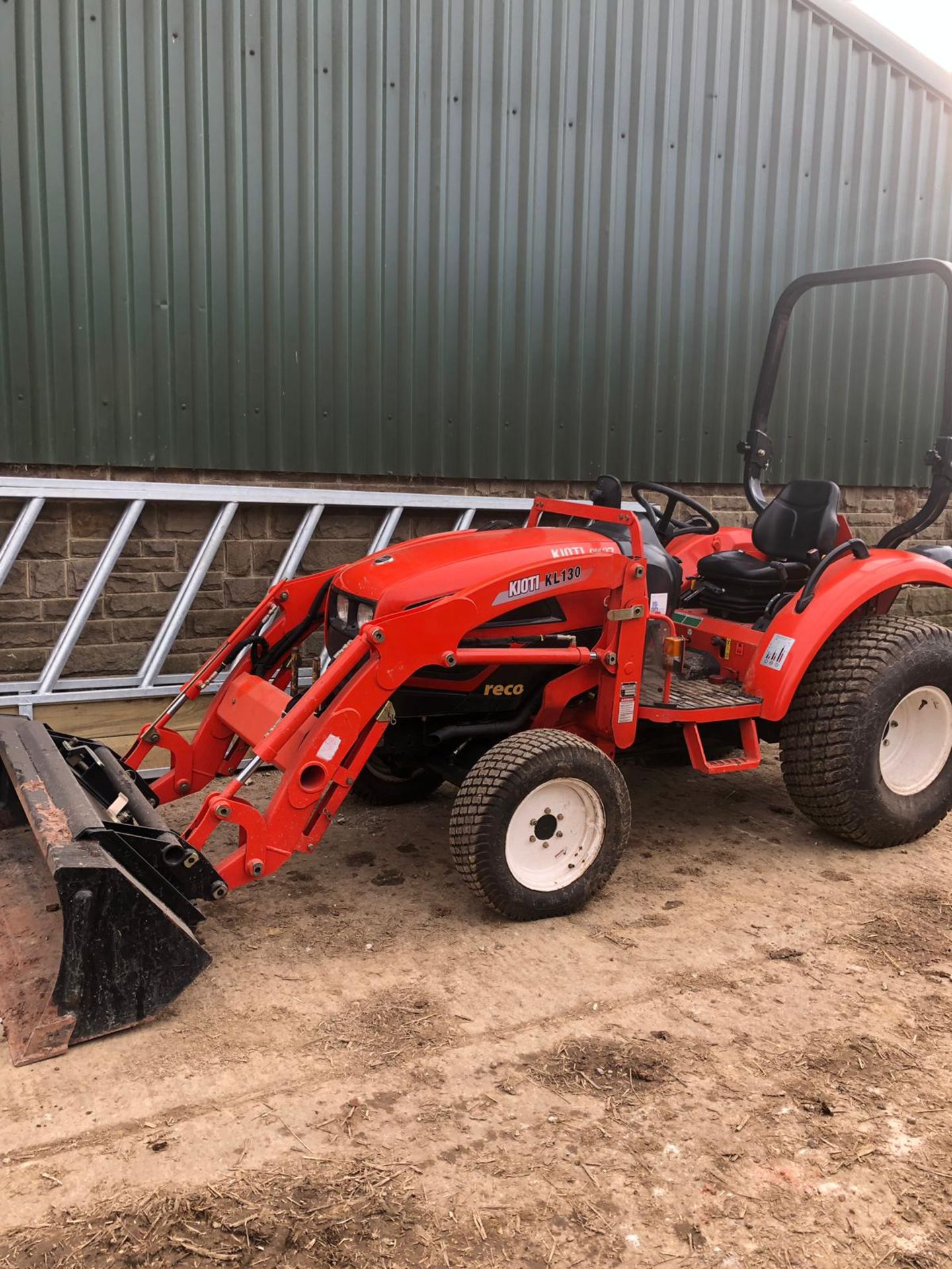 KIOTI CK27 HST COMPACT TRACTOR WITH KIOTI KL130 FRONT LOADING SHOVEL *PLUS VAT* - Image 5 of 18