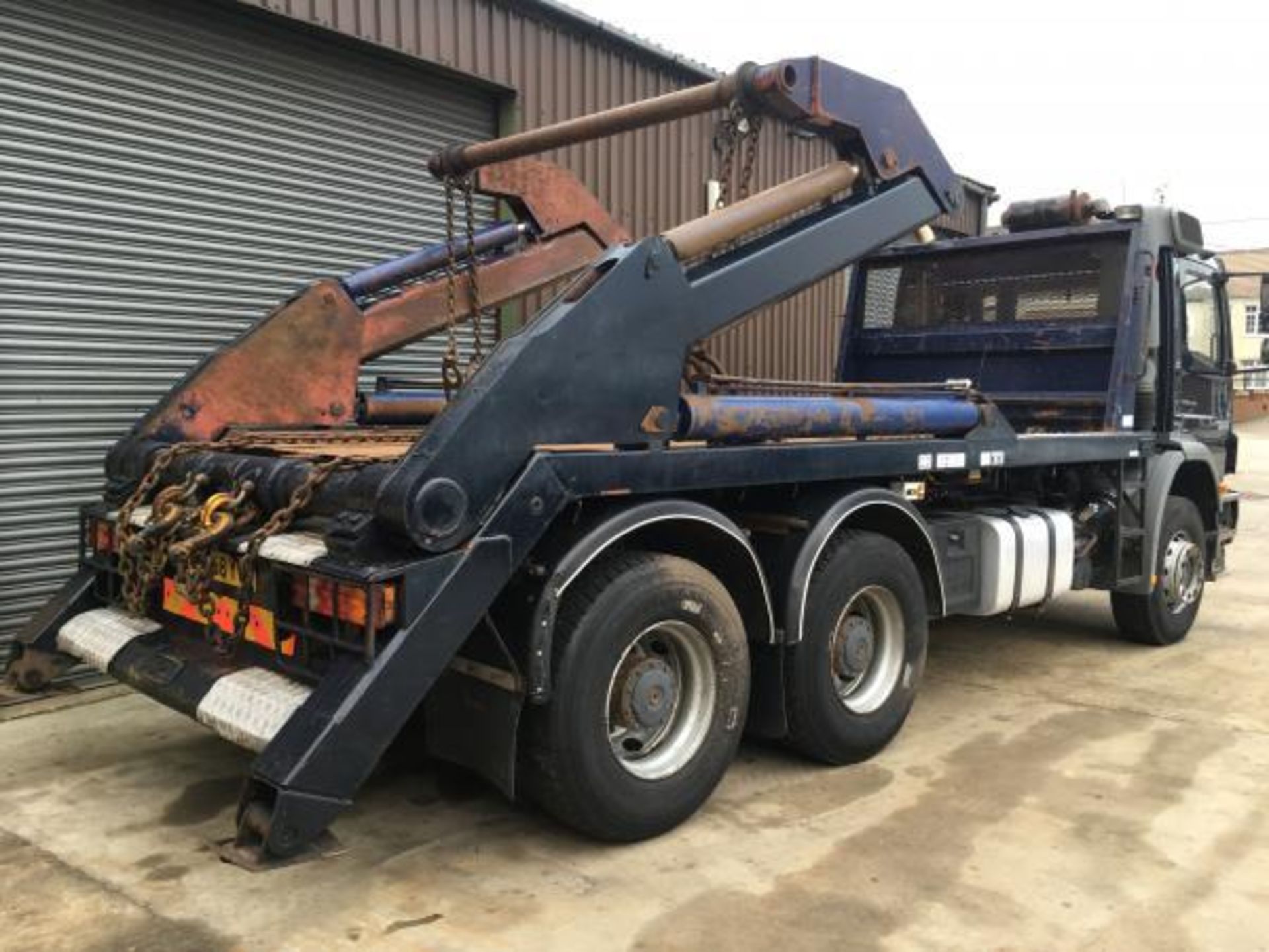 2008/58 REG MERCEDES-BENZ AXOR 2633 6X4 SKIP LOADER, MANUAL GEARBOX *PLUS VAT* - Image 7 of 13