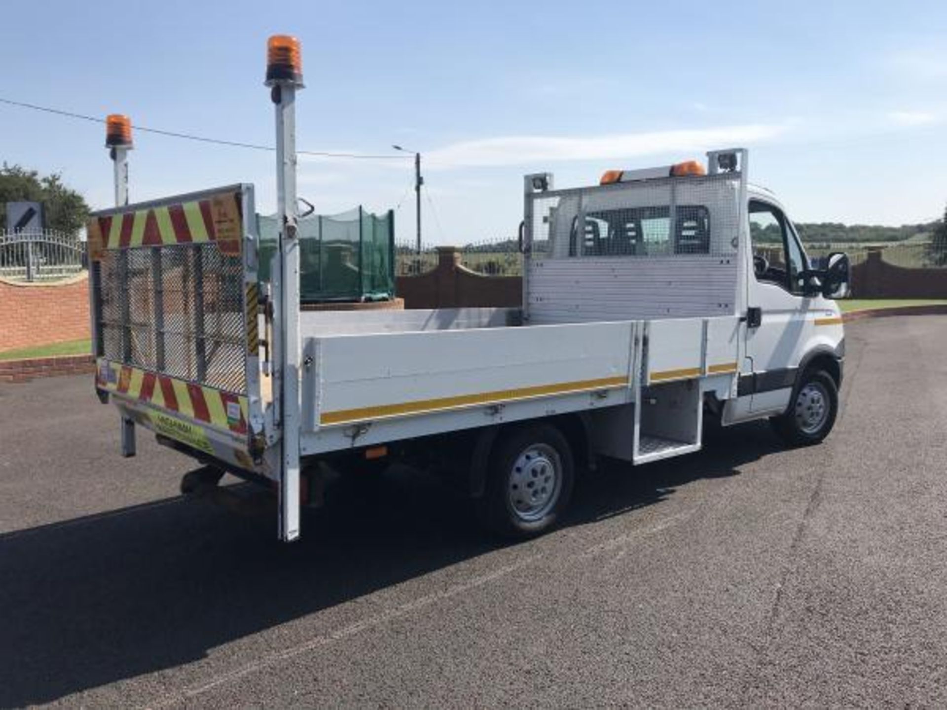 2012/62 REG IVECO DAILY 35S13 MWB ALLOY DROP SIDE TRUCK WITH TAIL LIFT, SHOWING 0 FORMER KEEPERS - Bild 3 aus 6