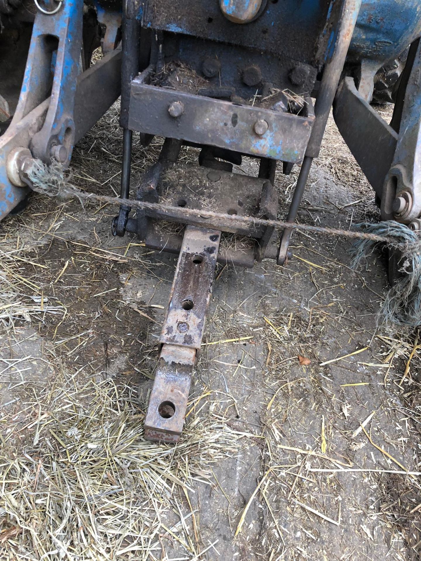 FORD 600 TRACTOR WITH CAB AND QUICKE 2560 FRONT LOADER, STARTS, RUNS AND LIFTS *PLUS VAT* - Image 10 of 20