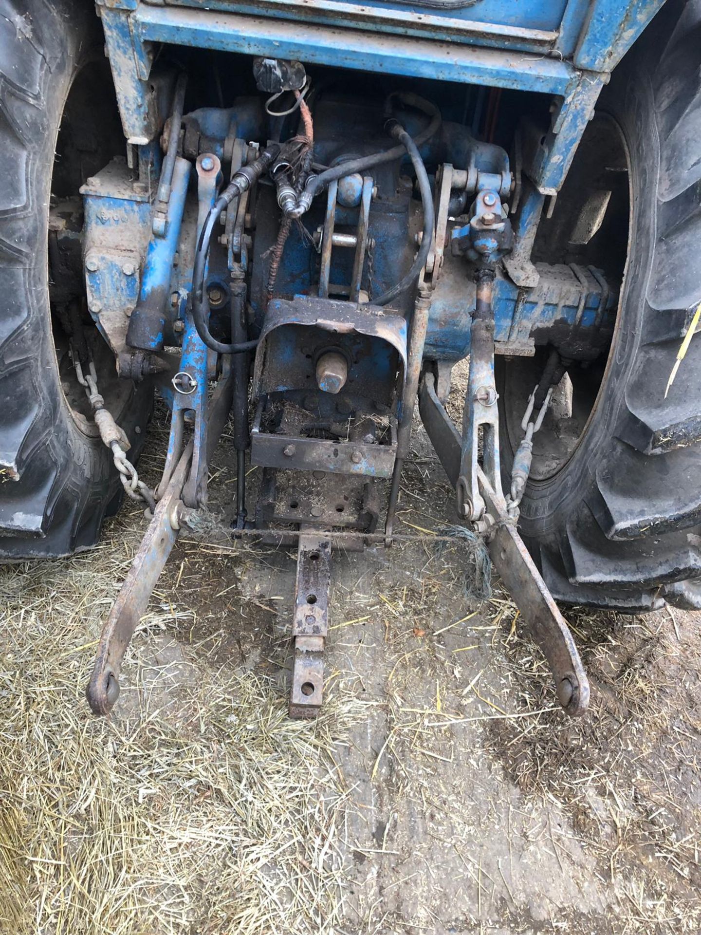 FORD 600 TRACTOR WITH CAB AND QUICKE 2560 FRONT LOADER, STARTS, RUNS AND LIFTS *PLUS VAT* - Image 9 of 20