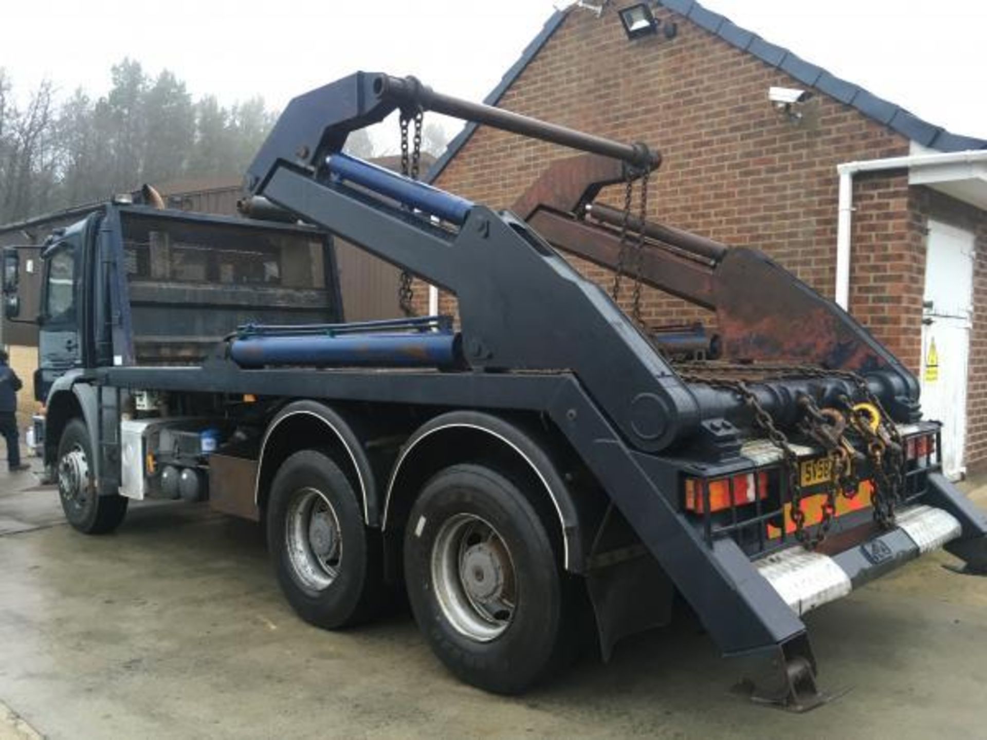 2008/58 REG MERCEDES-BENZ AXOR 2633 6X4 SKIP LOADER, MANUAL GEARBOX *PLUS VAT* - Image 4 of 13