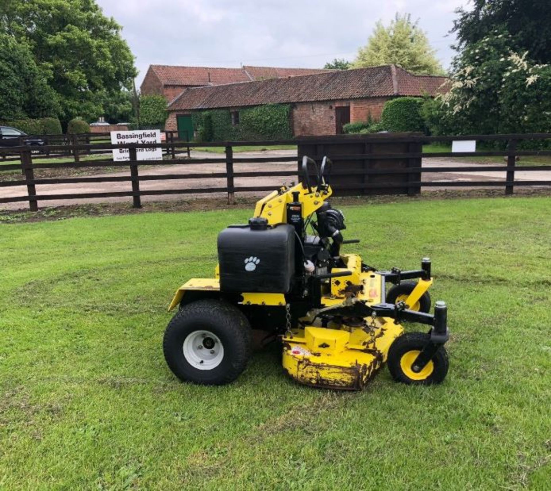 STAND ON ZERO TURN MOWER GREAT DANE SUPER SURFER 2