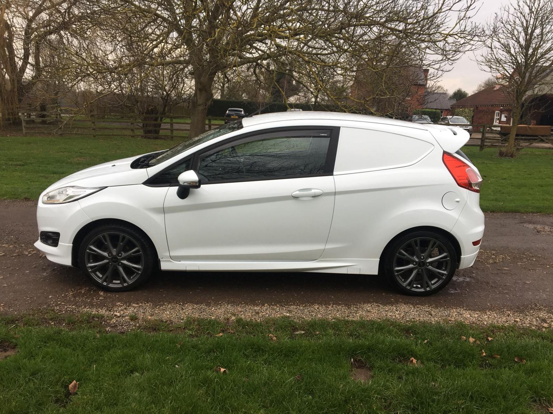 2016/66 REG FORD FIESTA BASE TDCI WHITE DIESEL CAR DERIVED VAN, SHOWING 0 FORMER KEEPERS *NO VAT* - Image 5 of 15