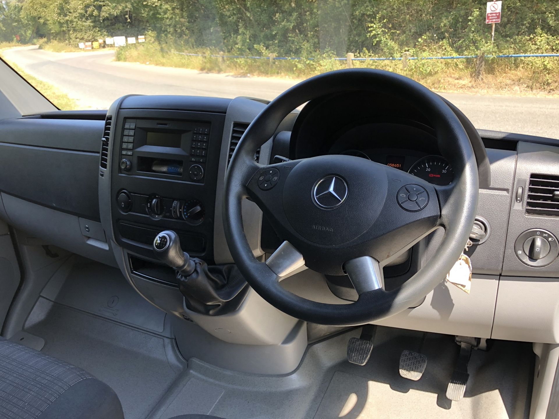 2015/15 REG MERCEDES-BENZ SPRINTER 313 CDI WHITE DIESEL PANEL VAN, SHOWING 1 FORMER KEEPER *NO VAT* - Image 12 of 15