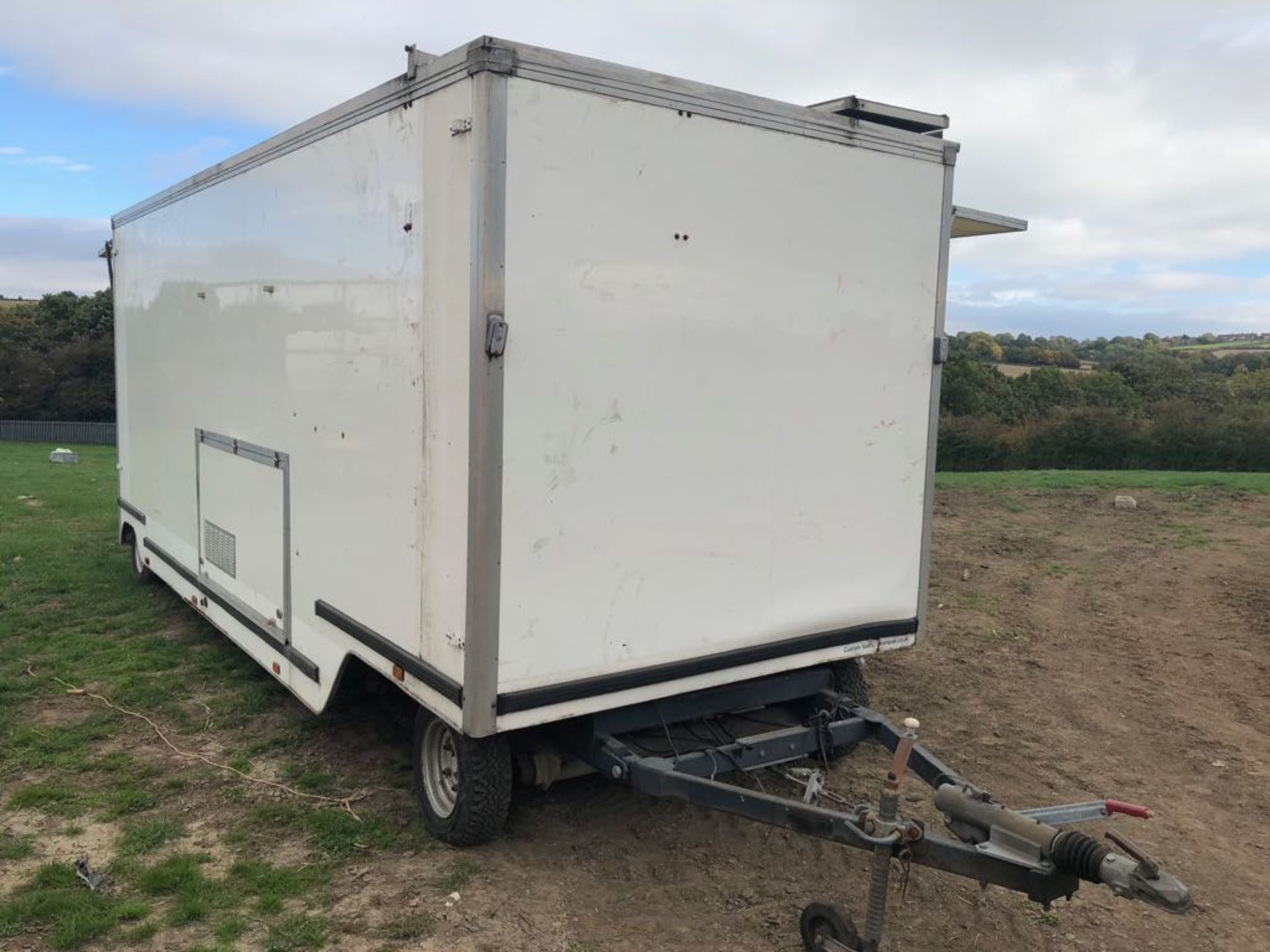 MOBILE OFFICE / EXHIBITION TRAILER C/W RAMPS, STEPS, GENERATOR, MAINS ELECTRIC HOOK UP, KITCHEN ETC - Image 3 of 11