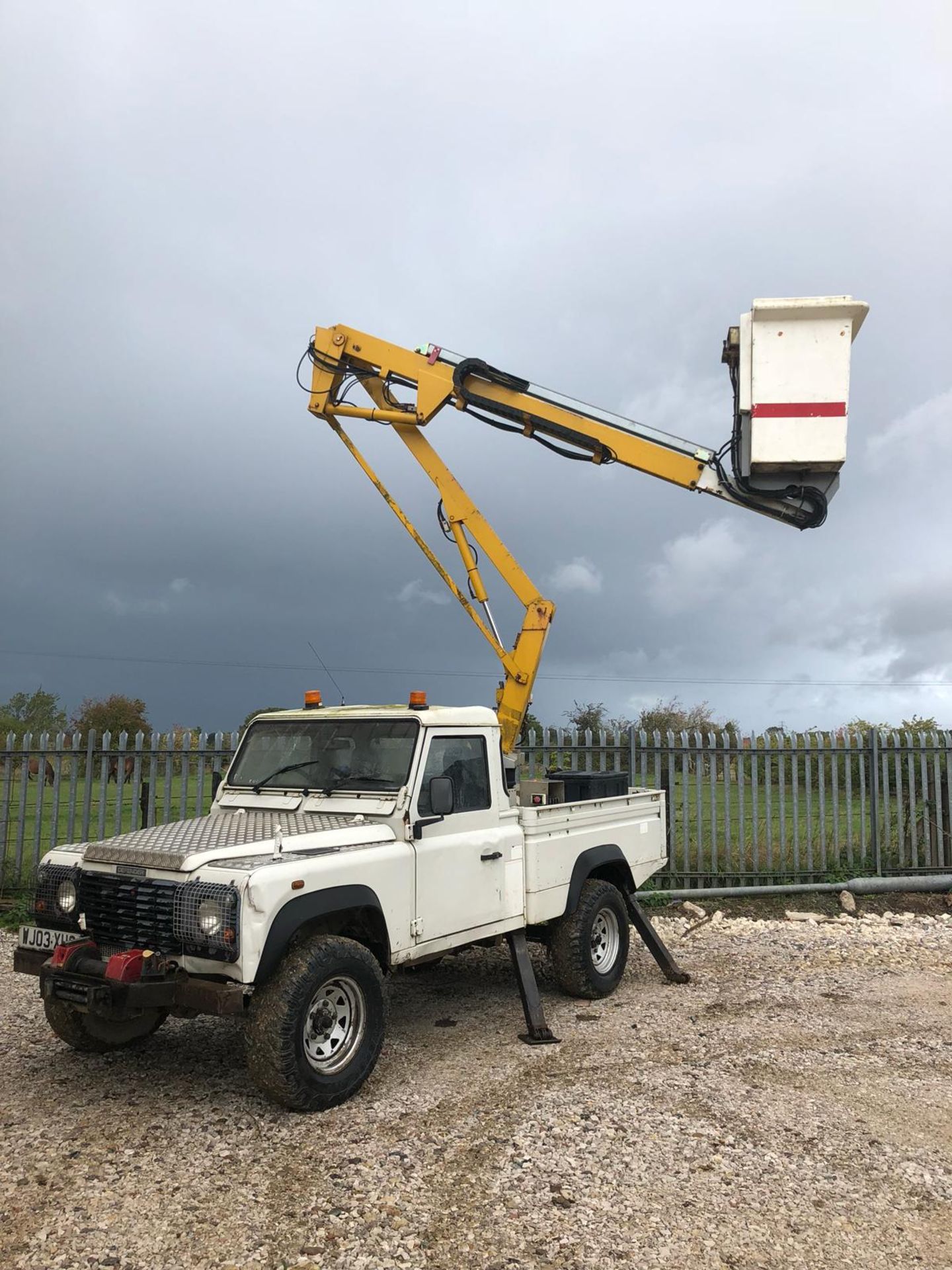 2003/03 REG WHITE LAND ROVER DEFENDER 110 4X4 TD5 WITH NIFTY LIFT CHERRY PICKER *PLUS VAT* - Image 13 of 29