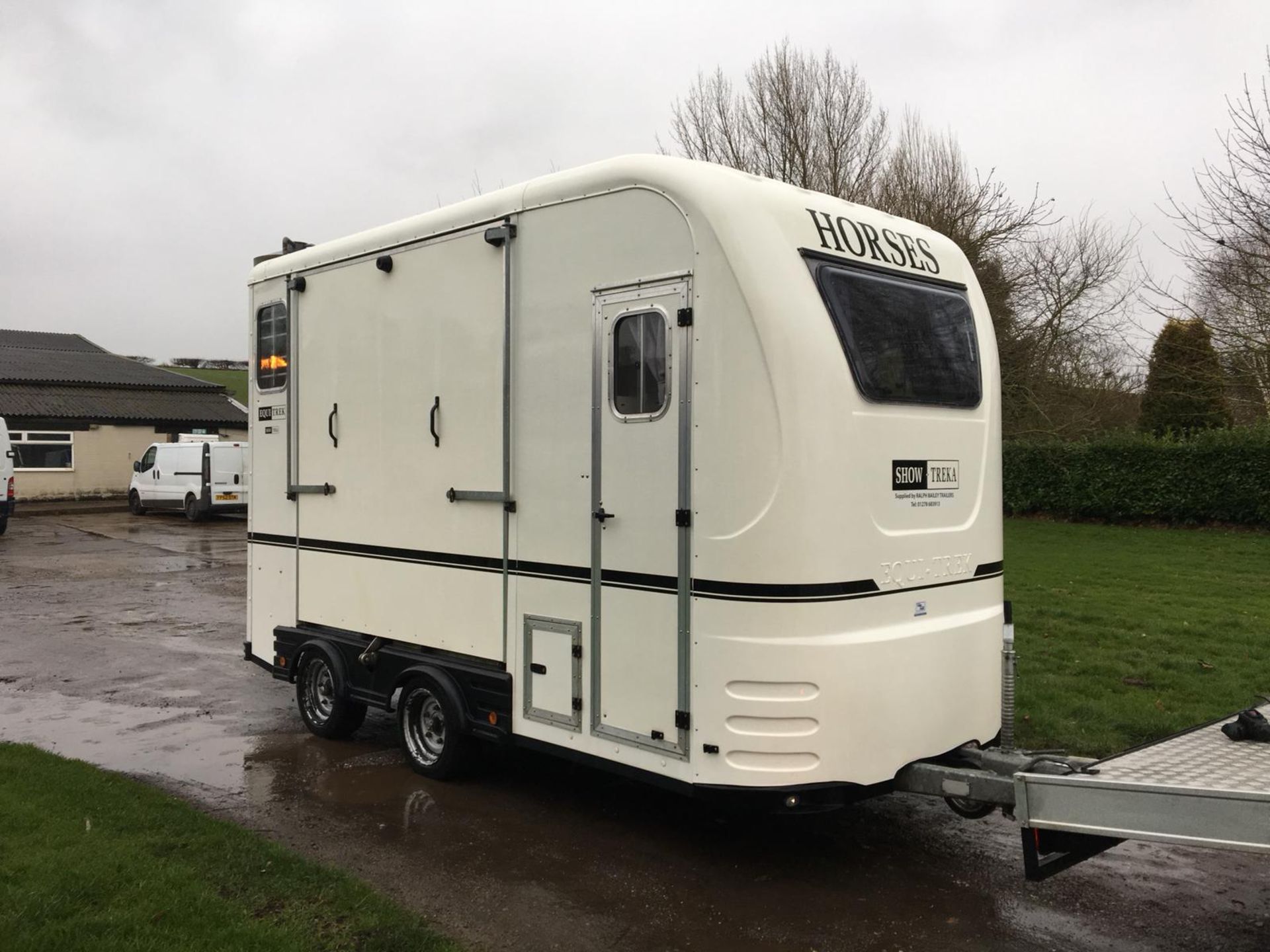 2011 SHOW TREKA M TWIN AXLE 2.6T HORSE BOX TRAILER WITH BUNK BEDS IN THE FRONT *NO VAT*