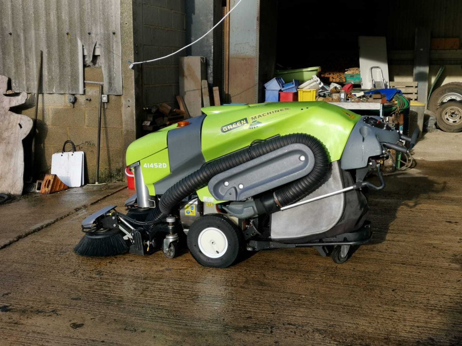 TENNANT GREEN MACHINE MODEL 414S2D PEDESTRIAN SWEEPER, ONLY 487 HOURS. *PLUS VAT* - Image 4 of 8