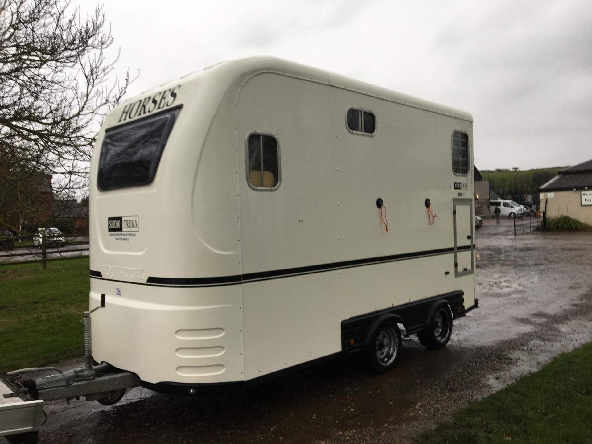 2011 SHOW TREKA M TWIN AXLE 2.6T HORSE BOX TRAILER WITH BUNK BEDS IN THE FRONT *NO VAT* - Image 3 of 15