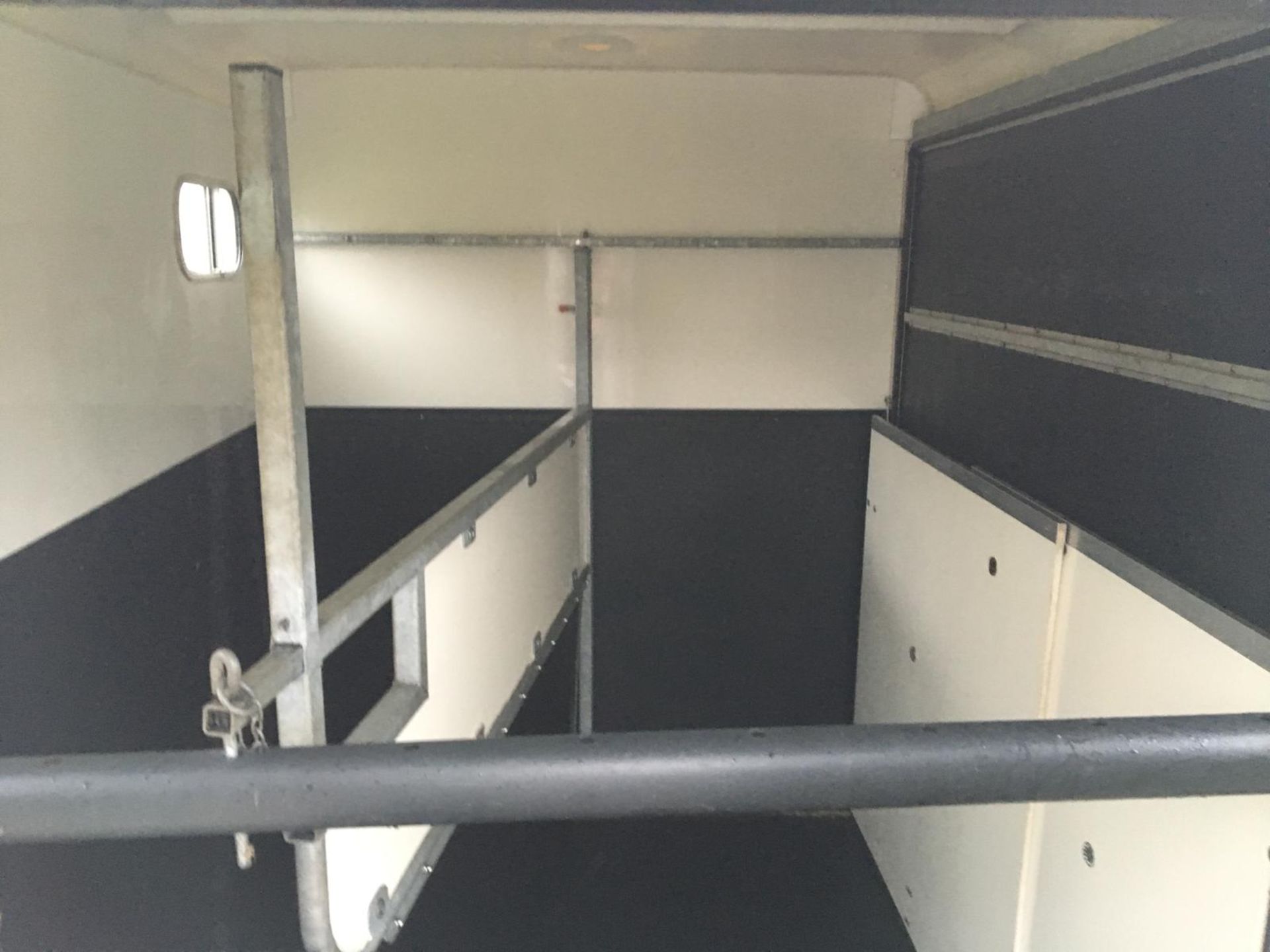 2011 SHOW TREKA M TWIN AXLE 2.6T HORSE BOX TRAILER WITH BUNK BEDS IN THE FRONT *NO VAT* - Image 12 of 15