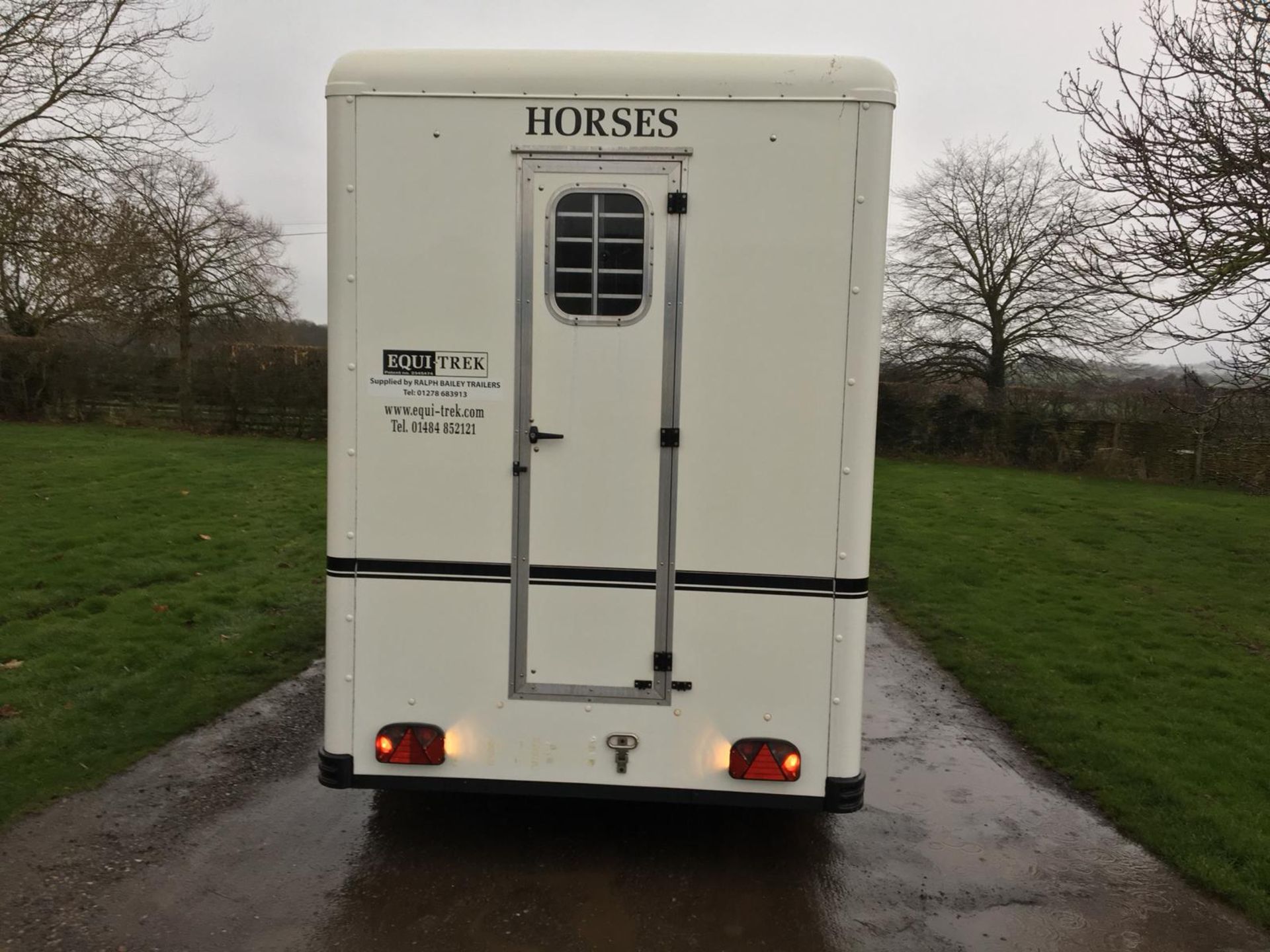 2011 SHOW TREKA M TWIN AXLE 2.6T HORSE BOX TRAILER WITH BUNK BEDS IN THE FRONT *NO VAT* - Image 6 of 15