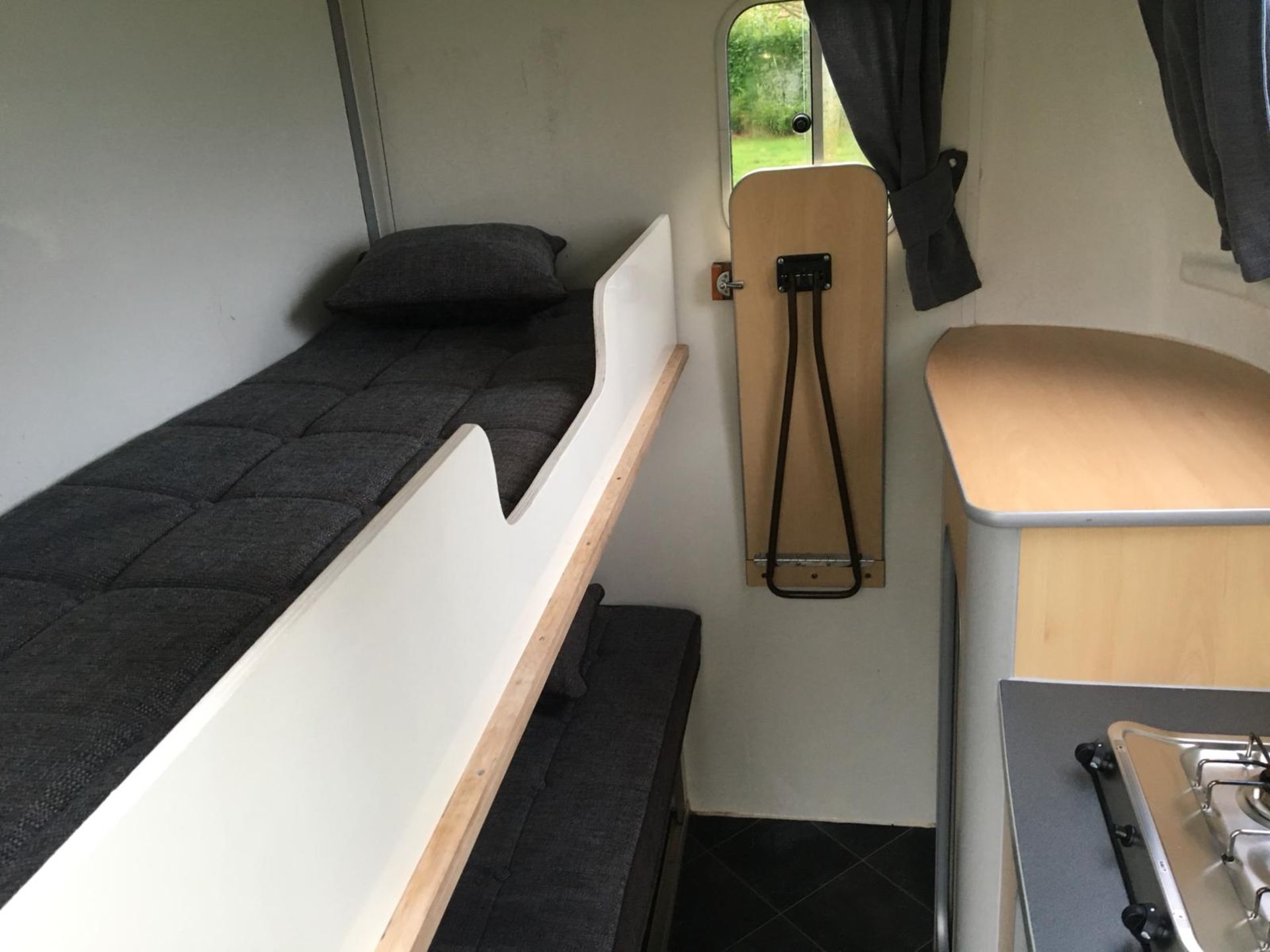 2011 SHOW TREKA M TWIN AXLE 2.6T HORSE BOX TRAILER WITH BUNK BEDS IN THE FRONT *NO VAT* - Image 15 of 15