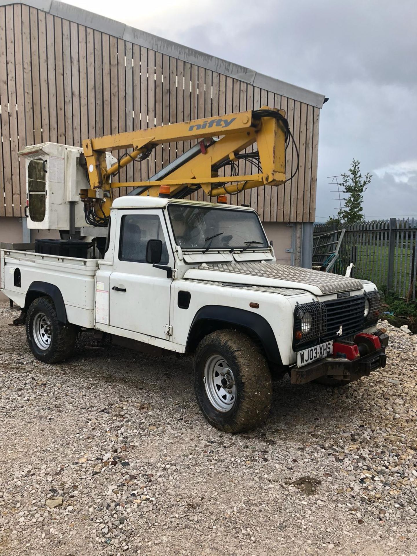 2003/03 REG WHITE LAND ROVER DEFENDER 110 4X4 TD5 WITH NIFTY LIFT CHERRY PICKER *PLUS VAT* - Image 9 of 29