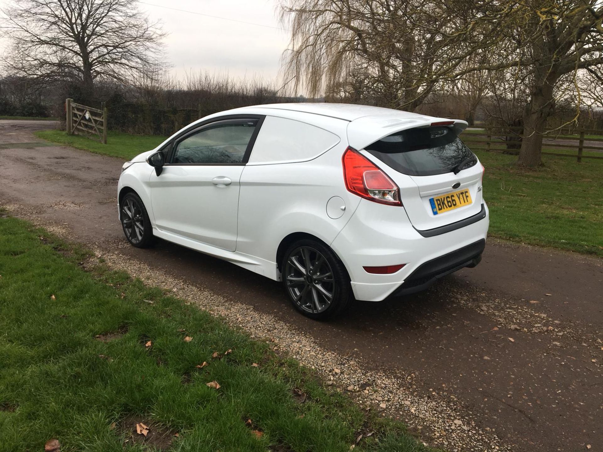 2016/66 REG FORD FIESTA BASE TDCI WHITE DIESEL CAR DERIVED VAN, SHOWING 0 FORMER KEEPERS *NO VAT* - Image 6 of 15