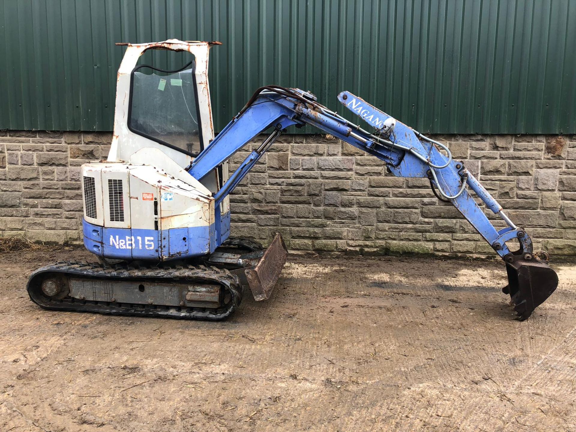 BLUE HANNEX N&B15 TRACKED MINI DIGGER / EXCAVATOR - BLADE OFF SET, RUNS, DRIVES AND DIGS *PLUS VAT* - Image 6 of 17