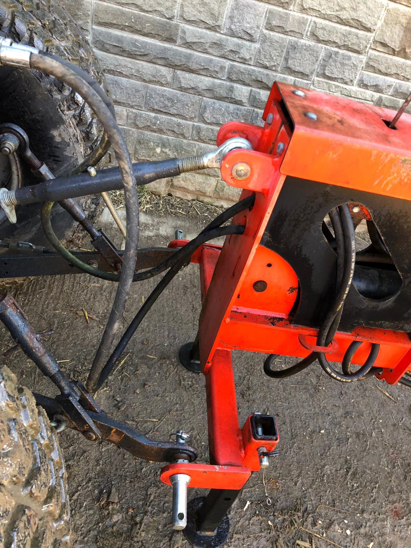 COMPACT TRACTOR MOUNTED LOG SPLITTER OPERATES FROM THE TRACTOR HYDRAULICS - Image 11 of 13