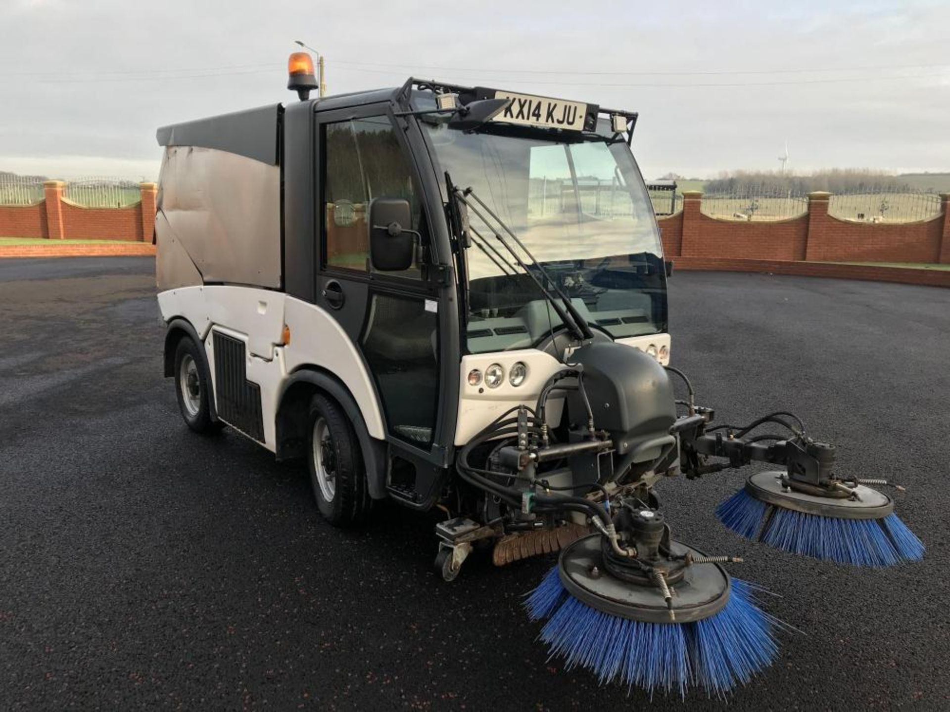 2014/14 REG HAKO CITYMASTER 2000 2.0 DIESEL WHITE ROAD SWEEPER STREET CLEANSING MACHINE *PLUS VAT*