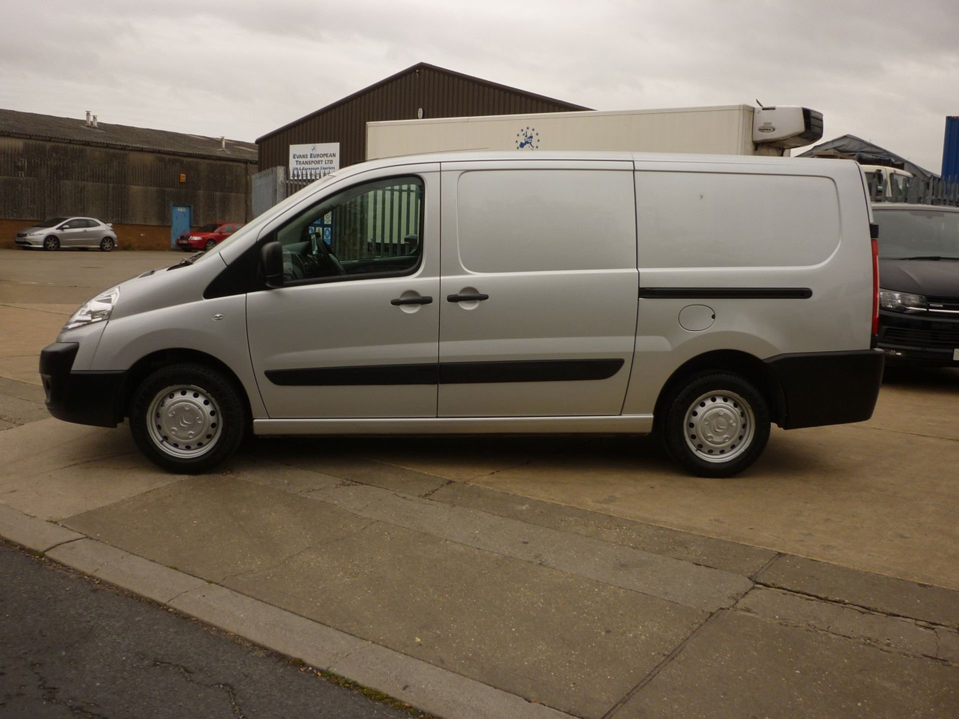 2014/63 REG CITROEN DISPATCH 1200 L2H1 ENTERPRISE SILVER DIESEL PANEL VAN, SHOWING 0 FORMER KEEPERS - Image 2 of 5