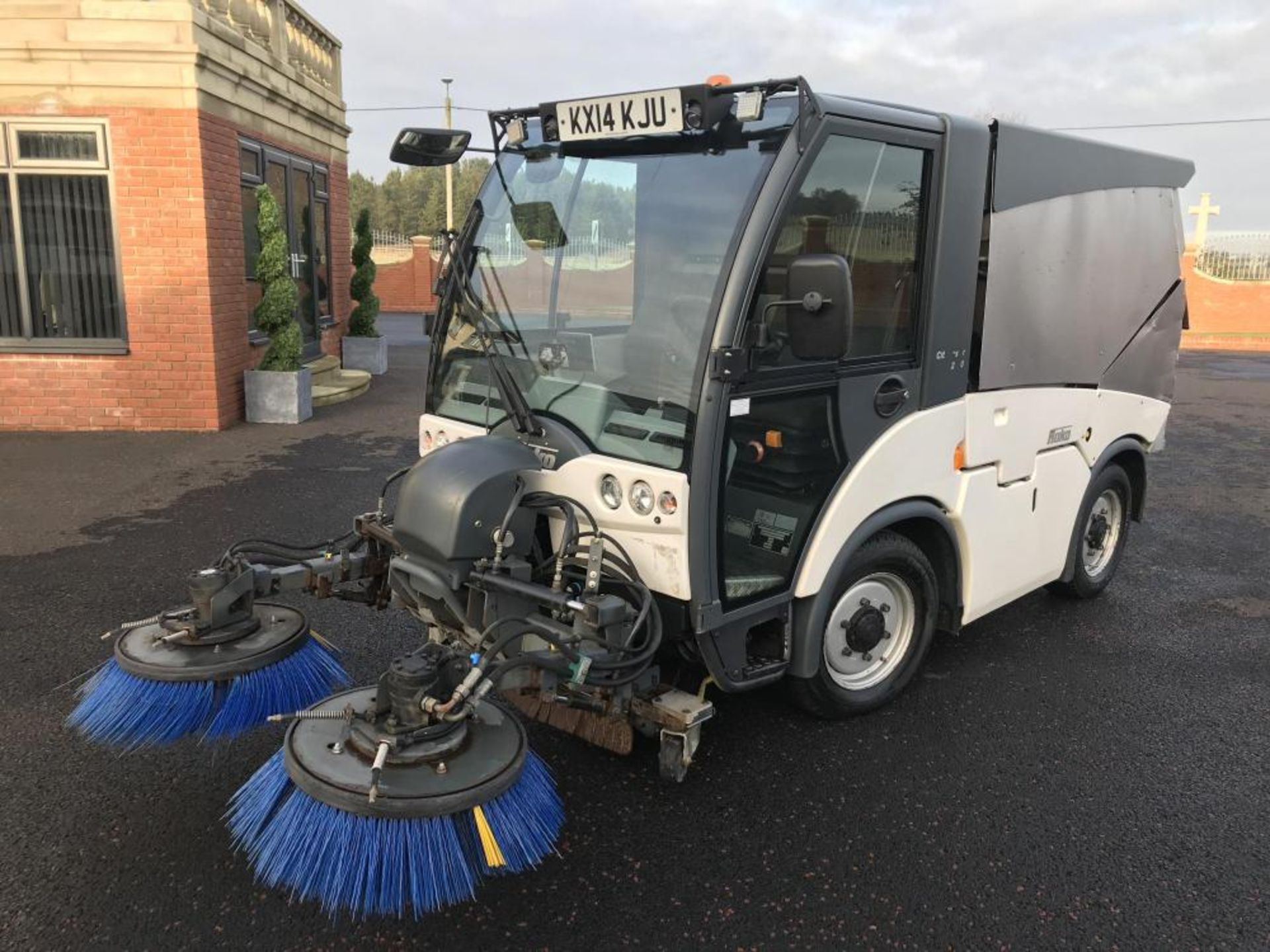 2014/14 REG HAKO CITYMASTER 2000 2.0 DIESEL WHITE ROAD SWEEPER STREET CLEANSING MACHINE *PLUS VAT* - Image 2 of 13