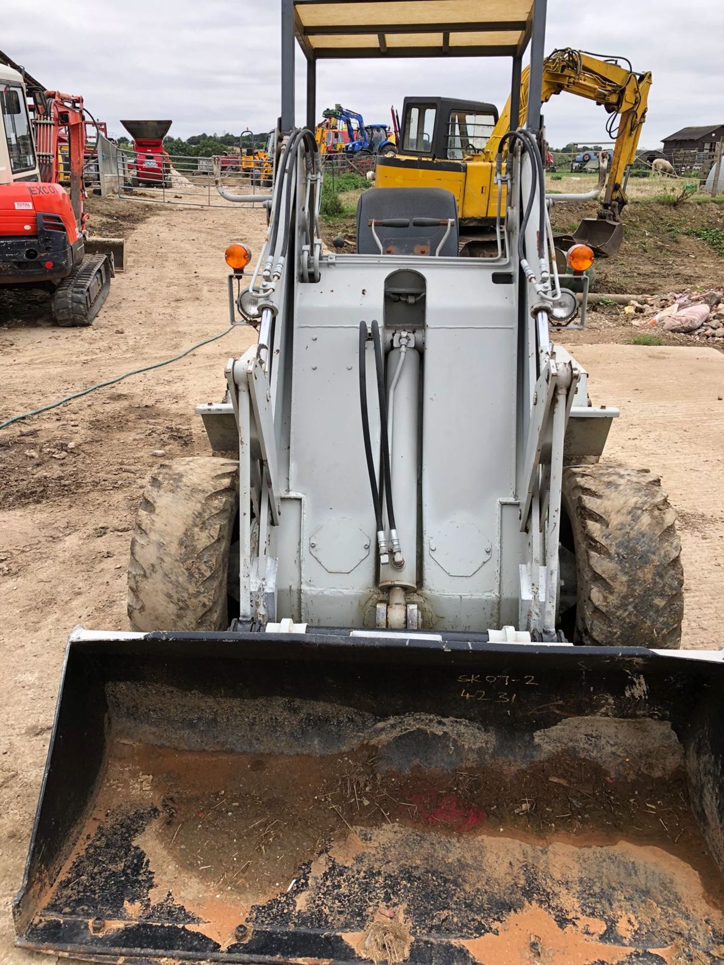 KOMATSU SK07 LOADING SHOVEL, STARTS, DRIVES AND LIFTS SKID STEER *PLUS VAT* - Image 3 of 7