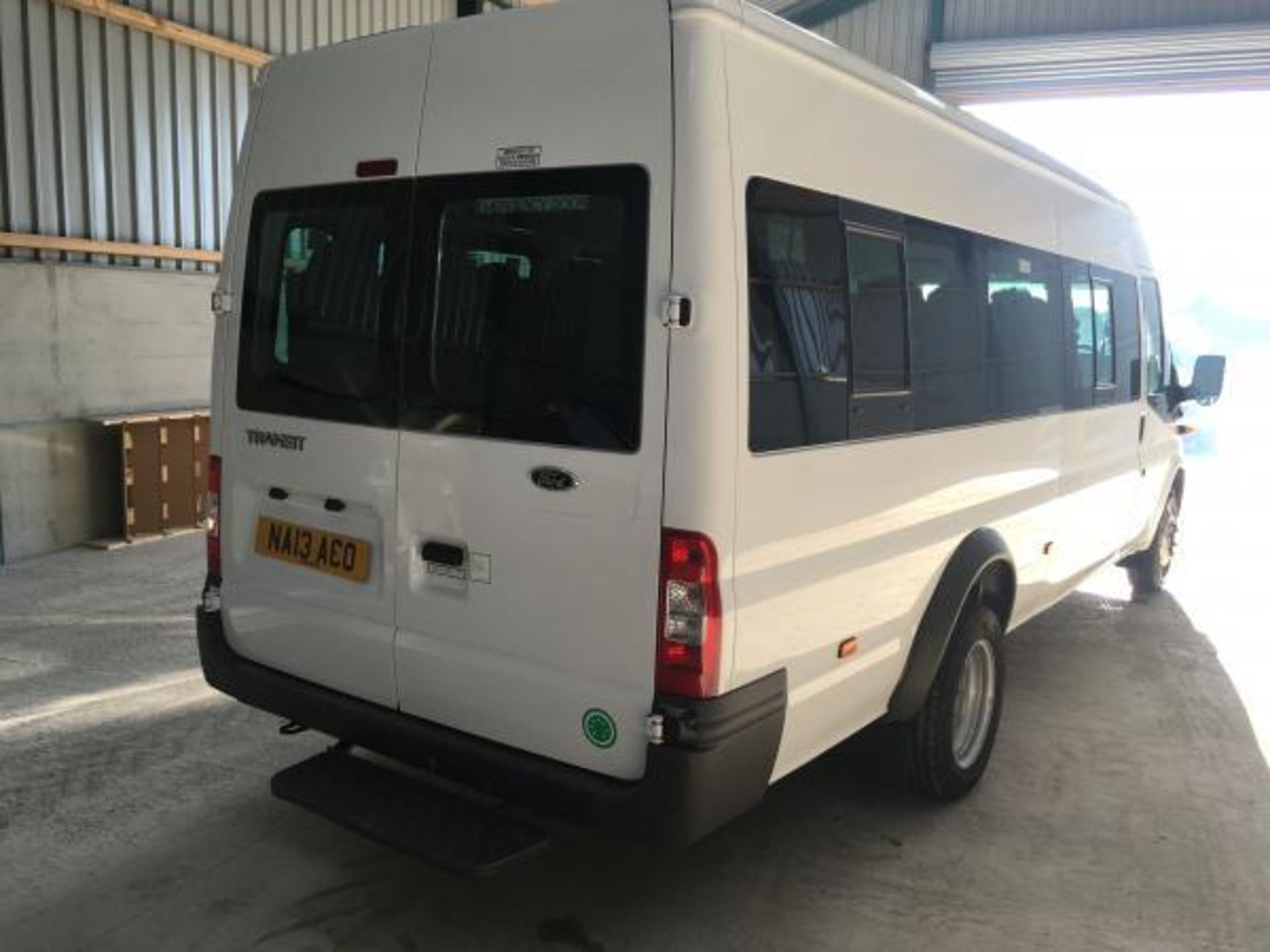 2013/13 REG FORD TRANSIT 135 T430 RWD WHITE DIESEL 17 SEAT MINIBUS EURO 5 WITH AIR CON *PLUS VAT* - Image 4 of 15