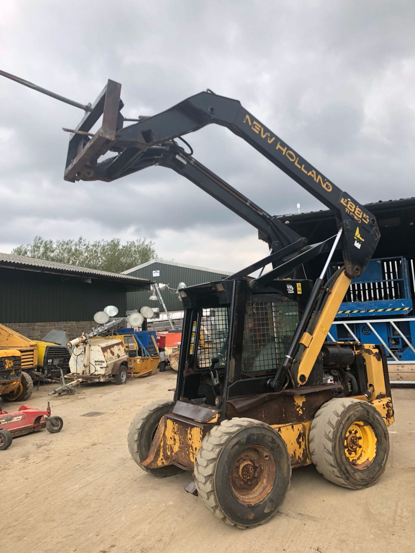 NEW HOLLAND LX885 TURBO BALE SPIKE SKID STEER LOADER 60 HP *PLUS VAT*