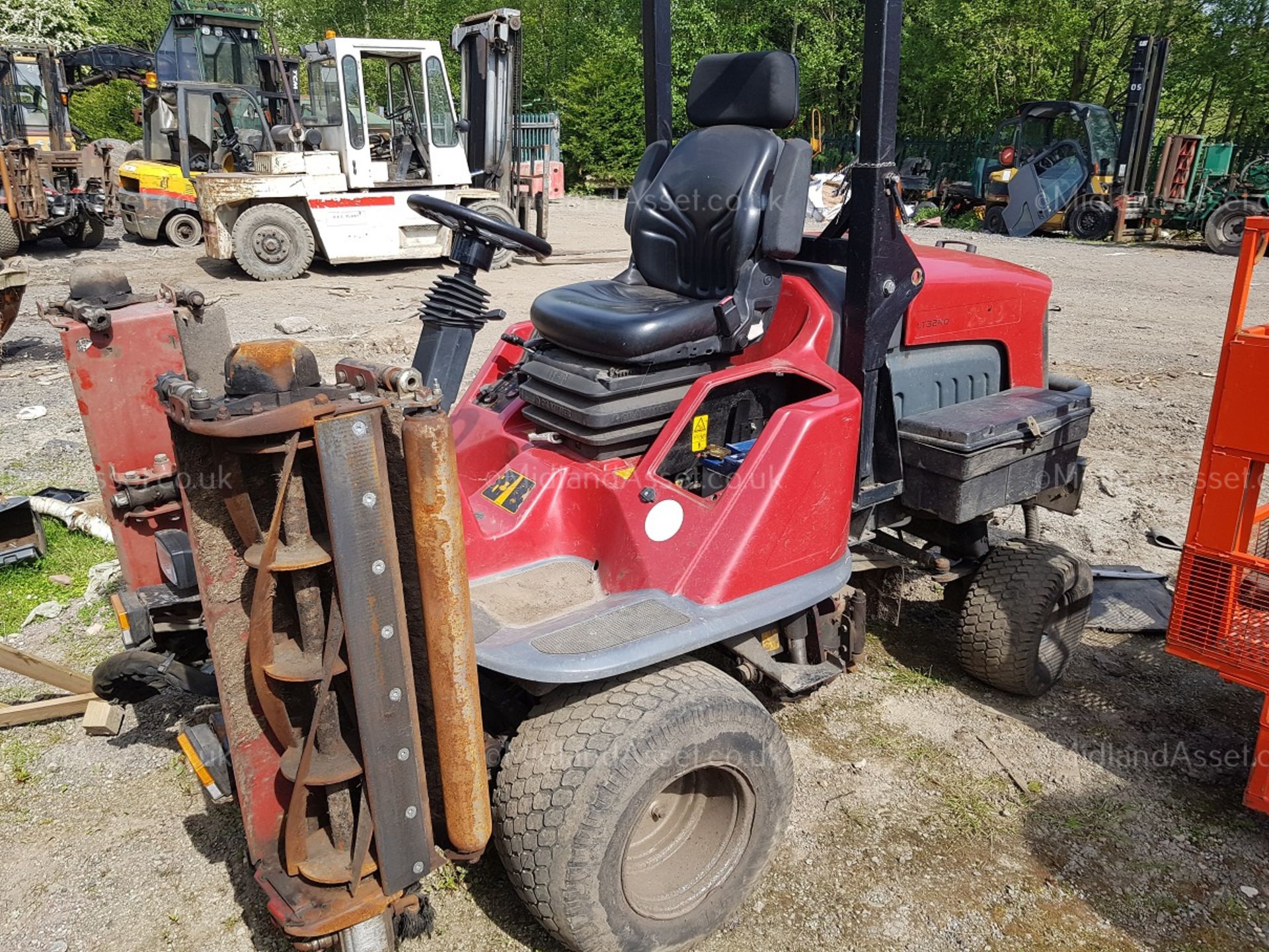 2012/12 REG TORO LT3240 3 GANG MOWER, SHOWING 3,694 HOURS *PLUS VAT* - Image 3 of 5