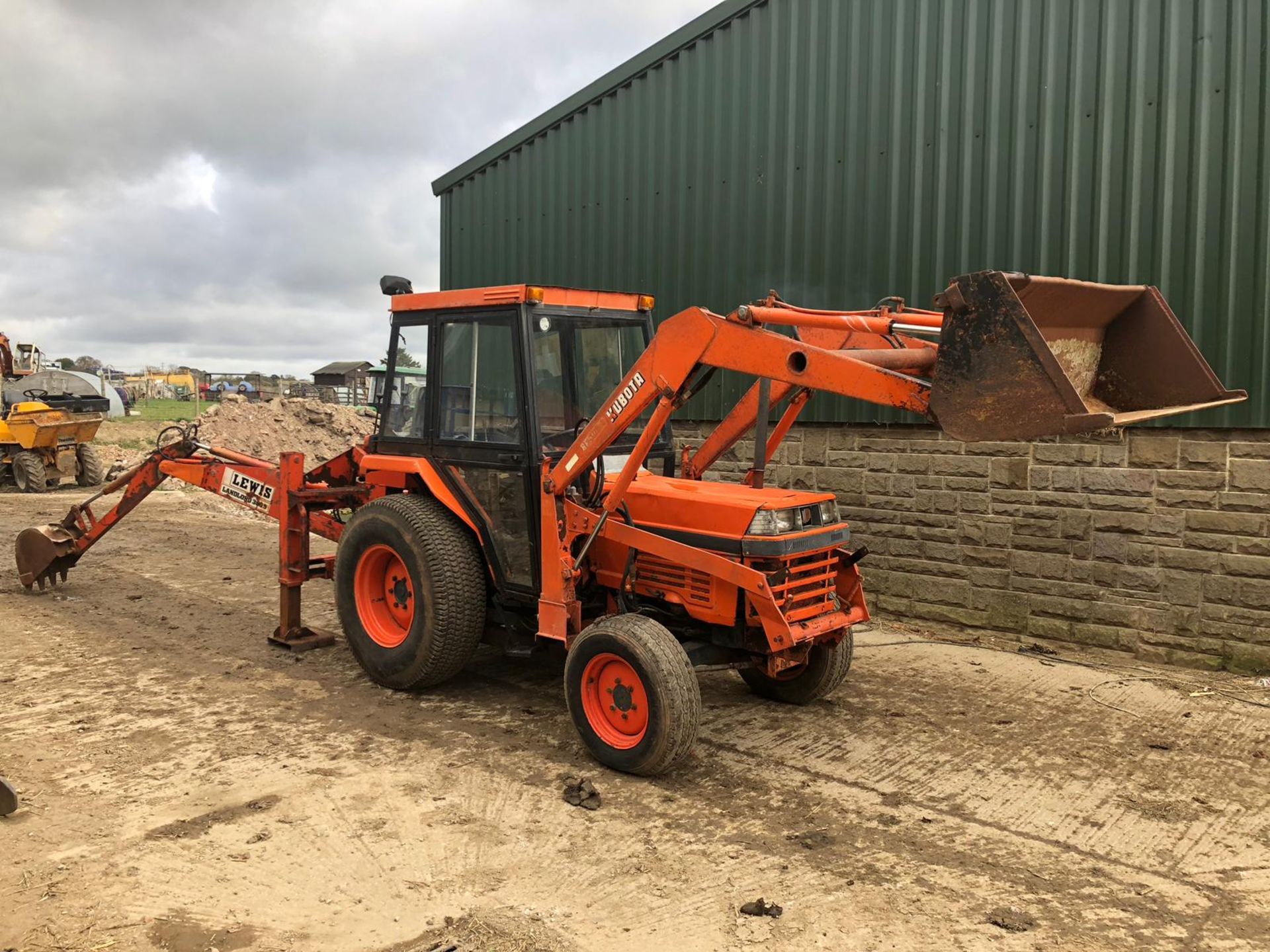 KUBOTA COMPACT TRACTOR WITH CAB & FRONT LOADER + LEWIS LANDLORD 300S BACK ACTOR *PLUS VAT* - Image 2 of 18