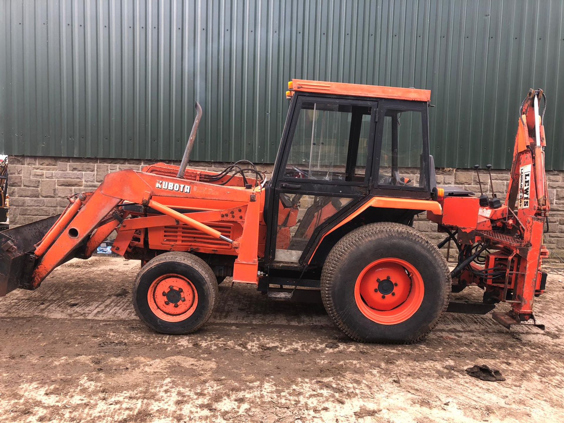 KUBOTA COMPACT TRACTOR WITH CAB & FRONT LOADER + LEWIS LANDLORD 300S BACK ACTOR *PLUS VAT* - Image 9 of 18