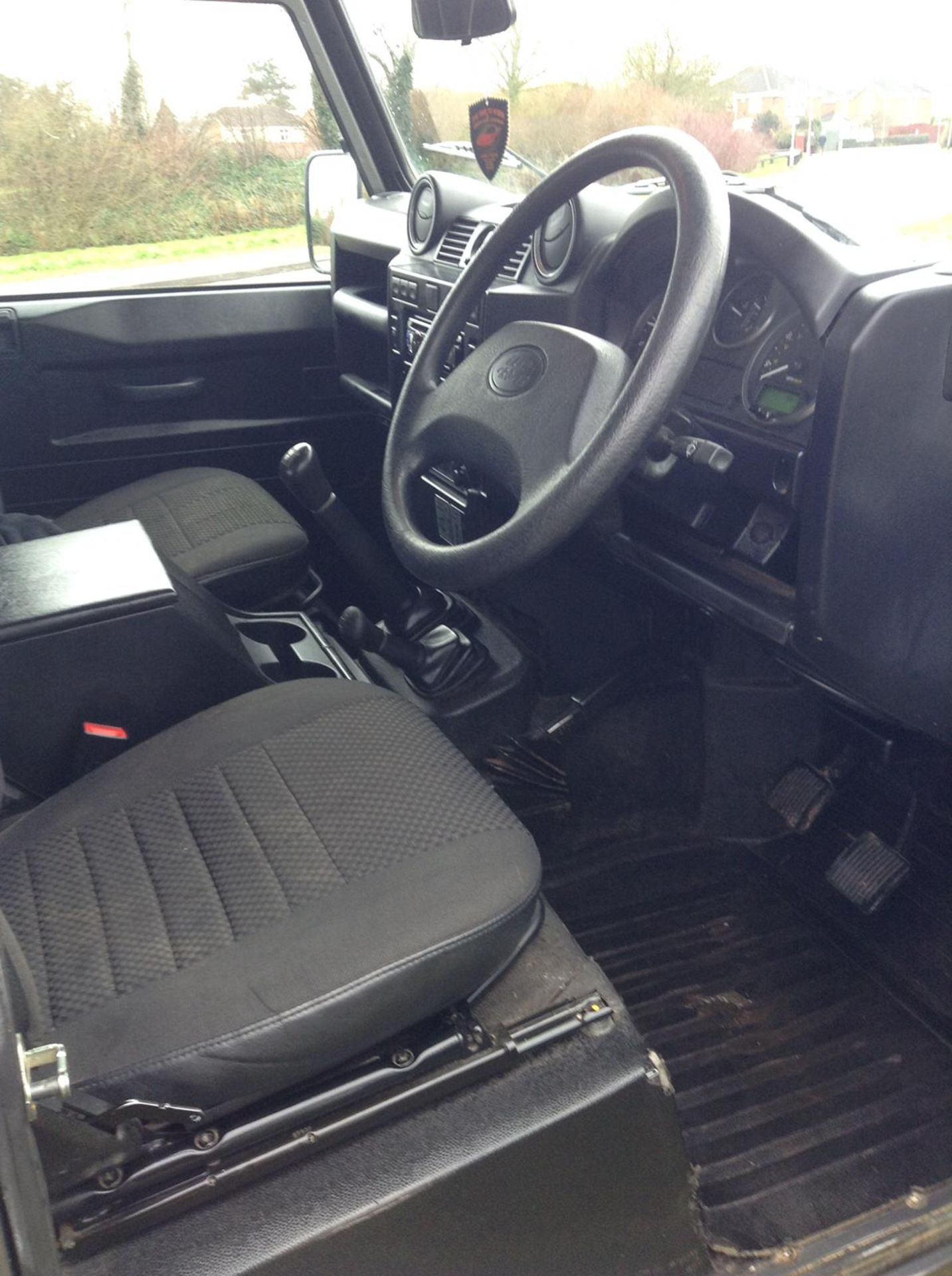 2010/10 REG LAND ROVER DEFENDER 90 HARD TOP GREY 2.4 DIESEL LIGHT 4X4, SHOWING 1 FORMER KEEPER - Image 7 of 8