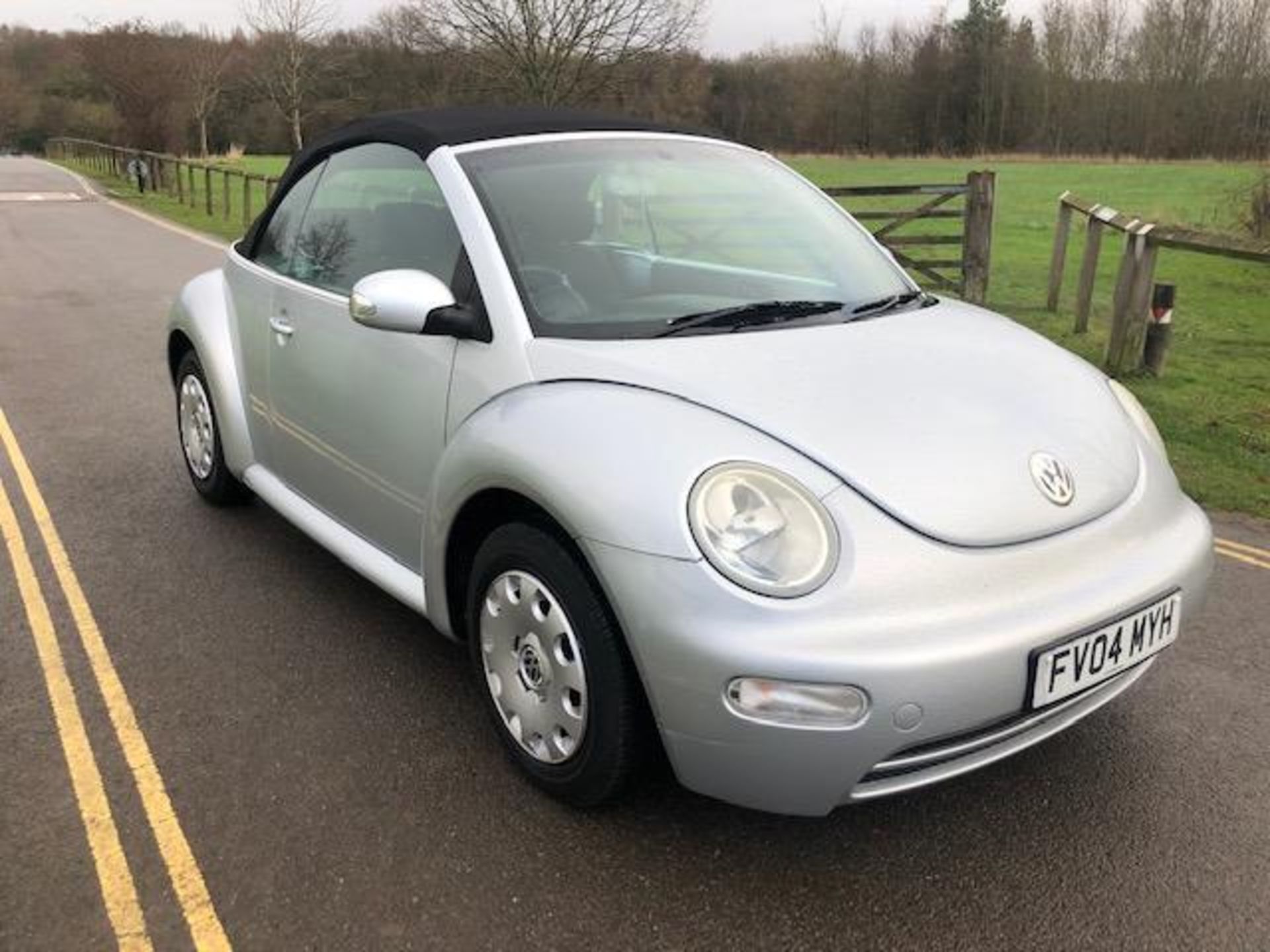 2004/04 REG VOLKSWAGEN BEETLE CABRIOLET 1.4 PETROL SILVER, SHOWING 2 FORMER KEEPERS *NO VAT*