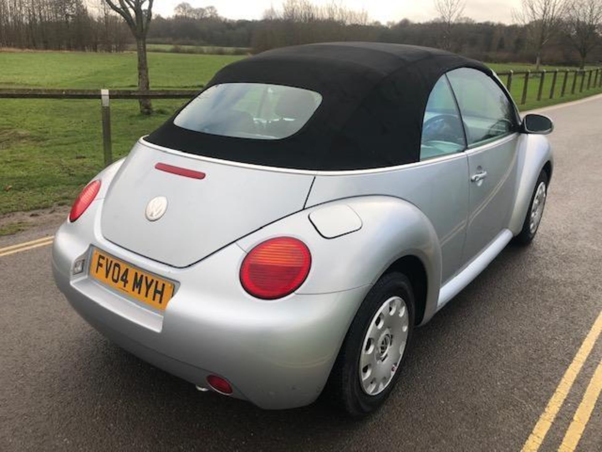 2004/04 REG VOLKSWAGEN BEETLE CABRIOLET 1.4 PETROL SILVER, SHOWING 2 FORMER KEEPERS *NO VAT* - Image 4 of 10