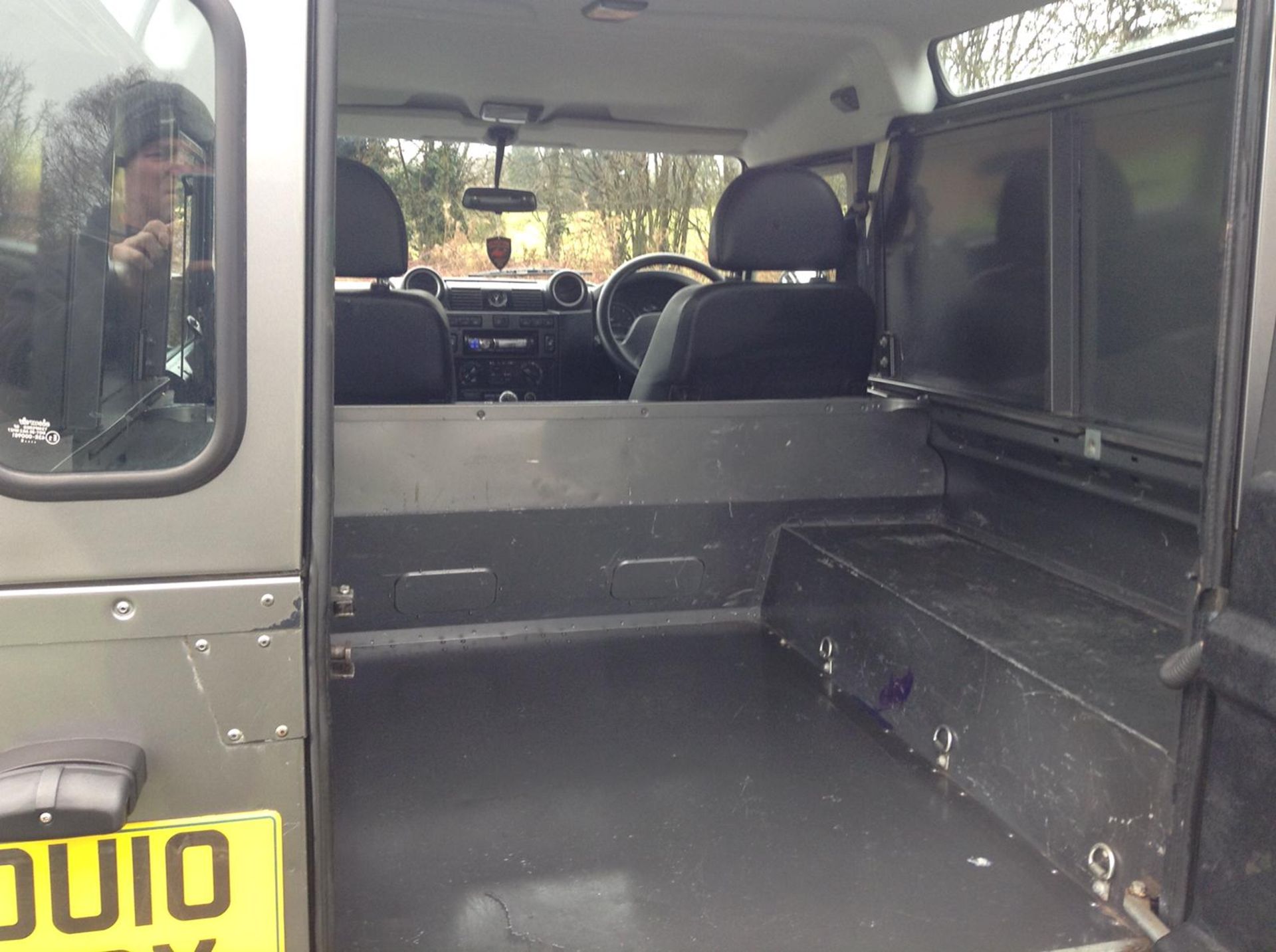 2010/10 REG LAND ROVER DEFENDER 90 HARD TOP GREY 2.4 DIESEL LIGHT 4X4, SHOWING 1 FORMER KEEPER - Image 6 of 8