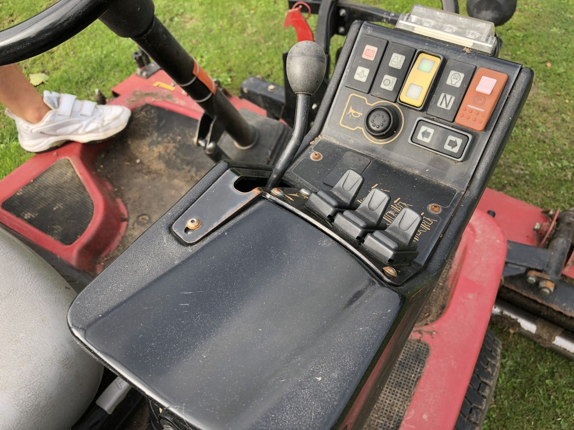 2010 HAYTER CT2140 TORO 3 GANG DIESEL RIDE ON LAWN MOWER *PLUS VAT* - Image 17 of 18