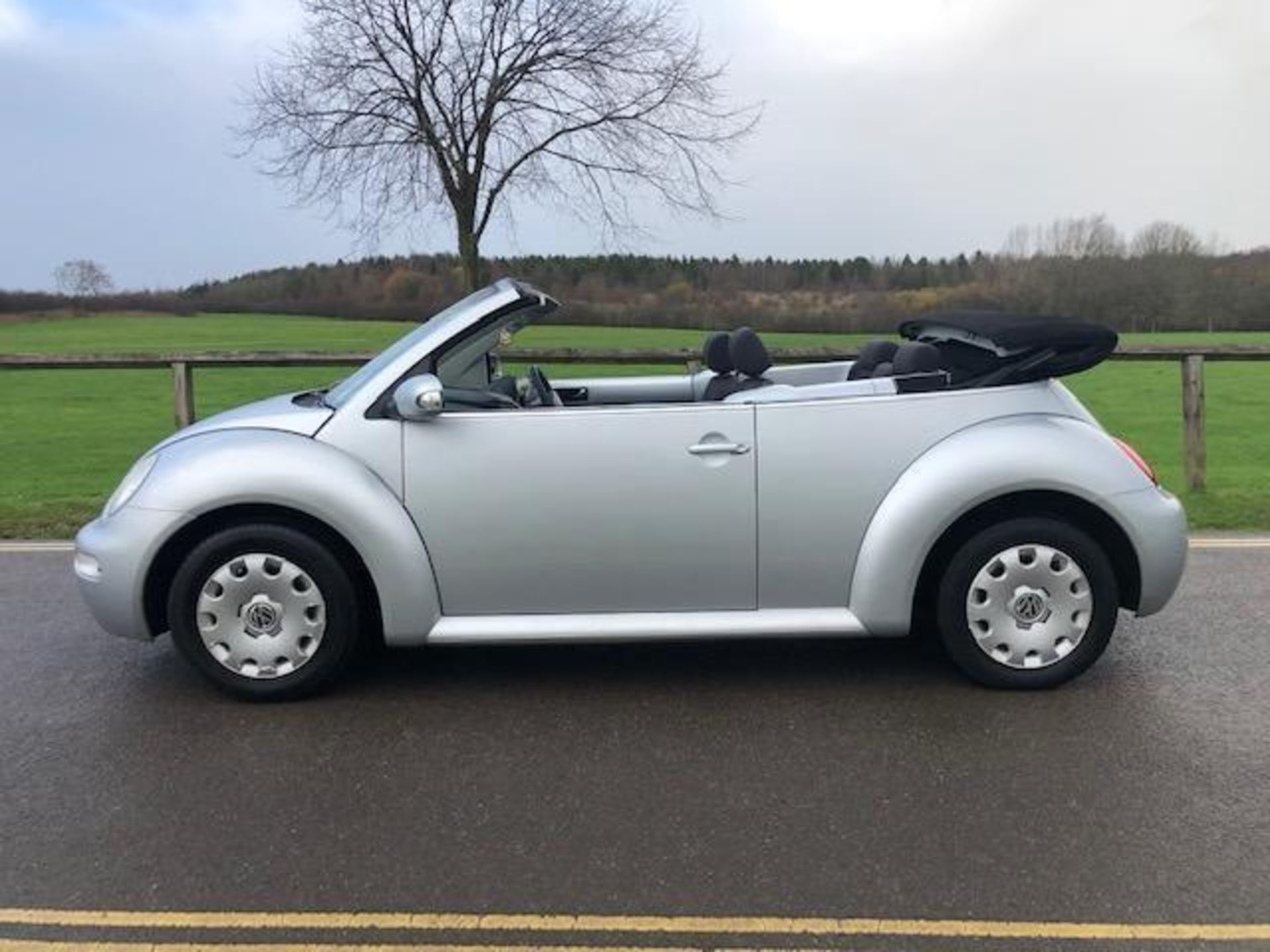 2004/04 REG VOLKSWAGEN BEETLE CABRIOLET 1.4 PETROL SILVER, SHOWING 2 FORMER KEEPERS *NO VAT* - Image 6 of 10