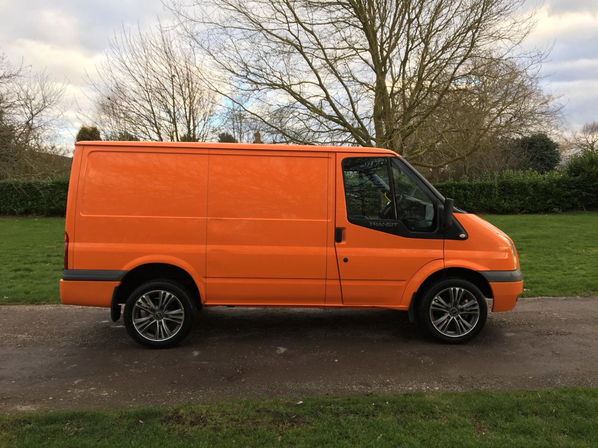 2007/57 REG FORD TRANSIT 100 T330S RWD ORANGE DIESEL PANEL VAN, SHOWING 3 FORMER KEEPERS *NO VAT* - Image 8 of 14