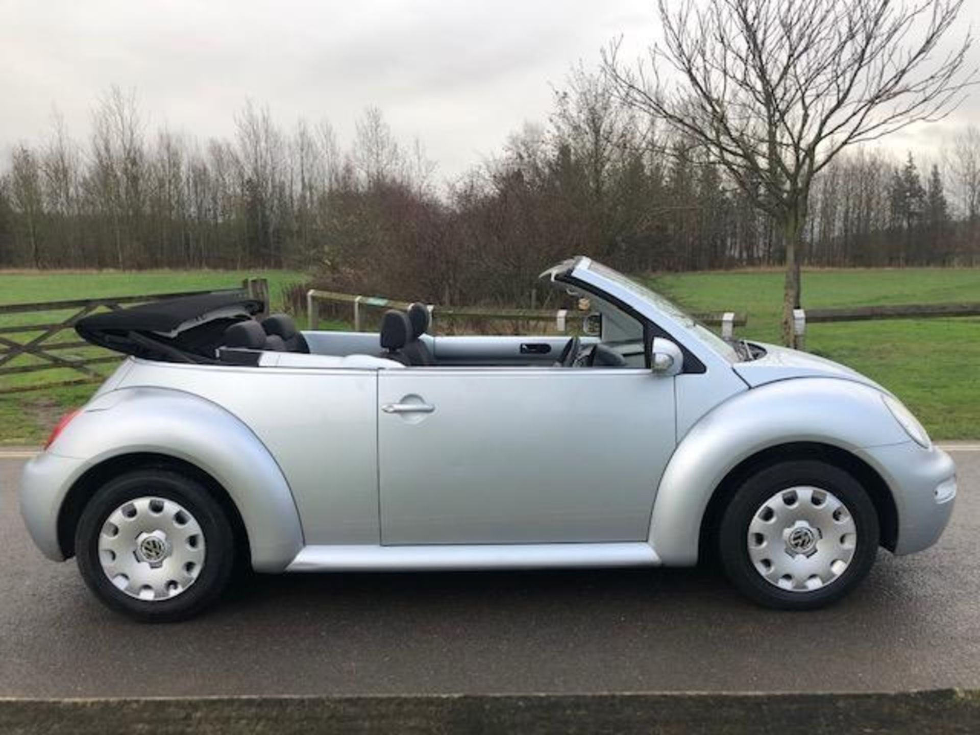 2004/04 REG VOLKSWAGEN BEETLE CABRIOLET 1.4 PETROL SILVER, SHOWING 2 FORMER KEEPERS *NO VAT* - Image 7 of 10