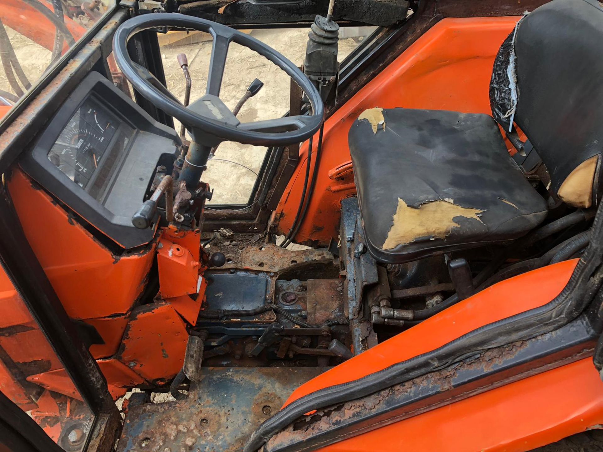 KUBOTA COMPACT TRACTOR WITH CAB & FRONT LOADER + LEWIS LANDLORD 300S BACK ACTOR *PLUS VAT* - Image 15 of 18