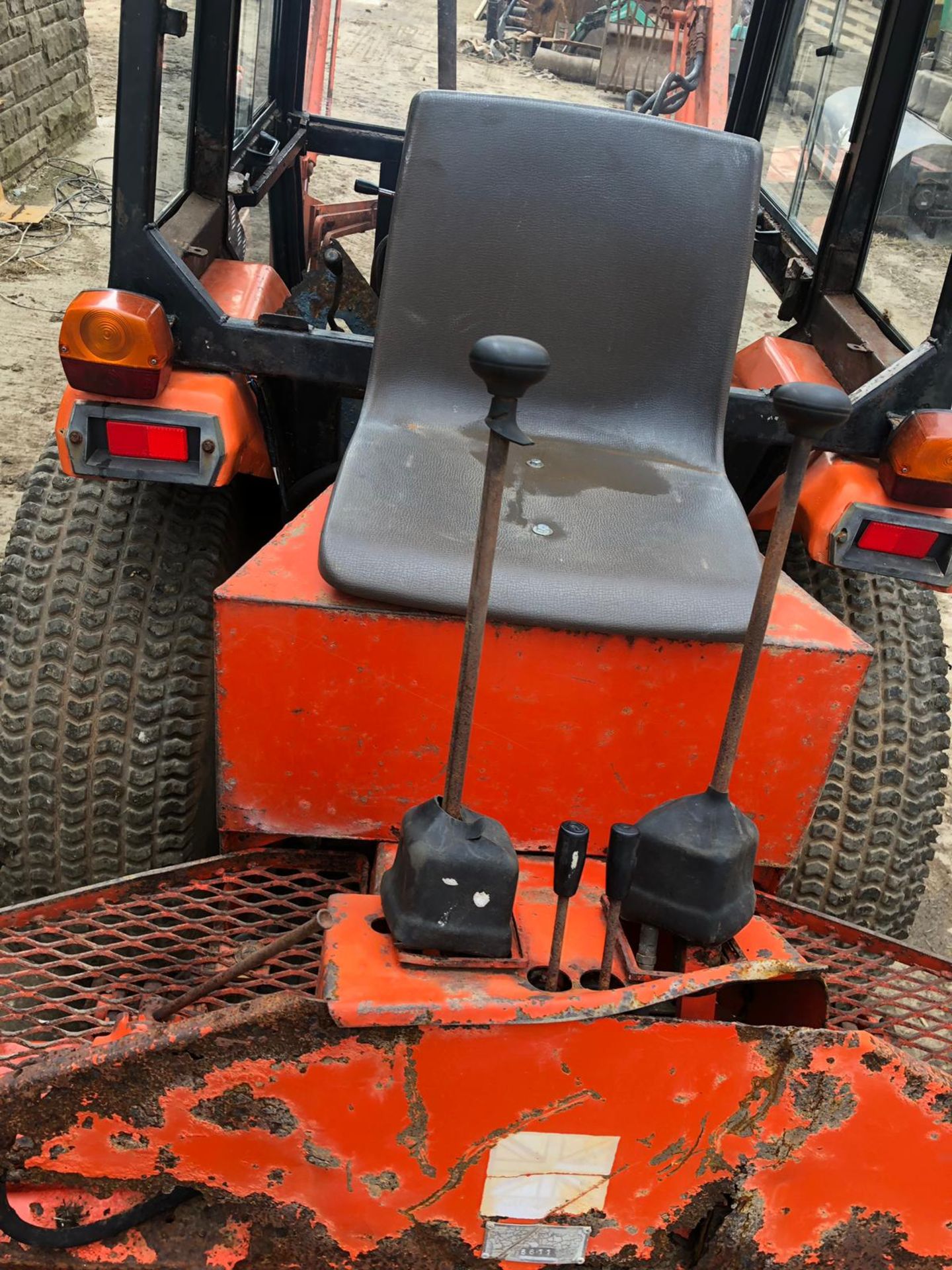 KUBOTA COMPACT TRACTOR WITH CAB & FRONT LOADER + LEWIS LANDLORD 300S BACK ACTOR *PLUS VAT* - Image 14 of 18