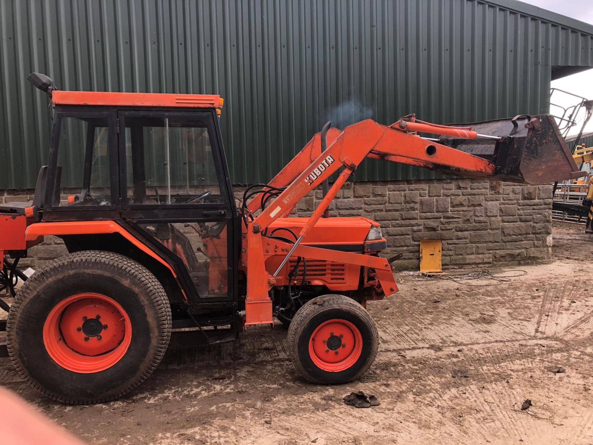 KUBOTA COMPACT TRACTOR WITH CAB & FRONT LOADER + LEWIS LANDLORD 300S BACK ACTOR *PLUS VAT* - Image 3 of 18