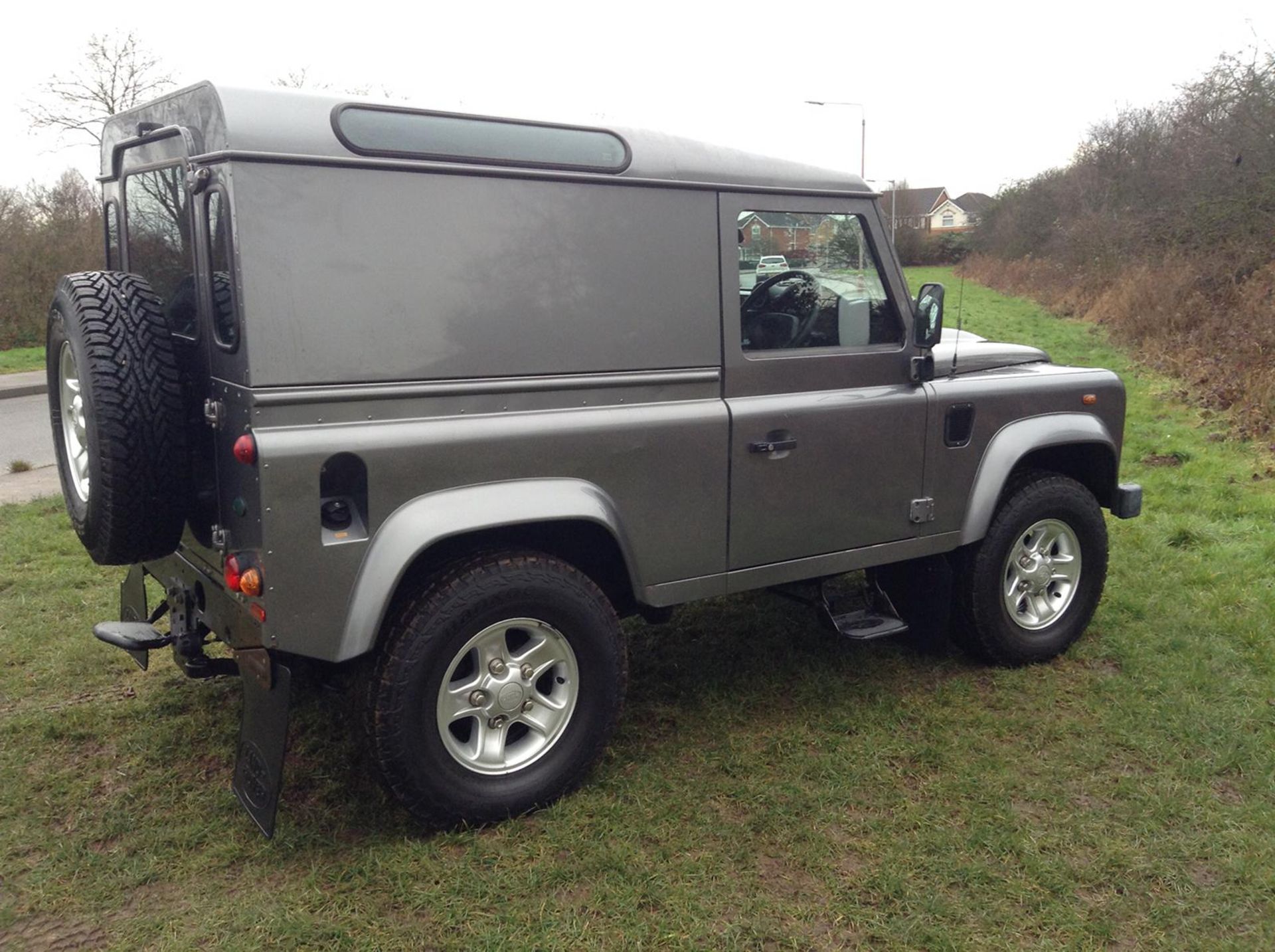 2010/10 REG LAND ROVER DEFENDER 90 HARD TOP GREY 2.4 DIESEL LIGHT 4X4, SHOWING 1 FORMER KEEPER - Image 5 of 8