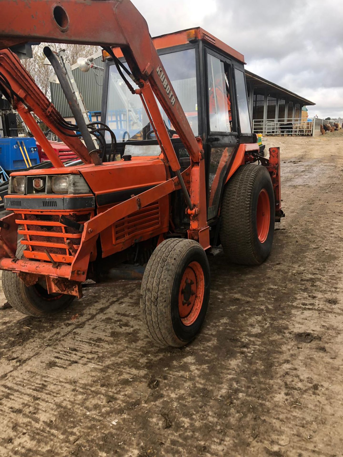 KUBOTA COMPACT TRACTOR WITH CAB & FRONT LOADER + LEWIS LANDLORD 300S BACK ACTOR *PLUS VAT* - Image 8 of 18